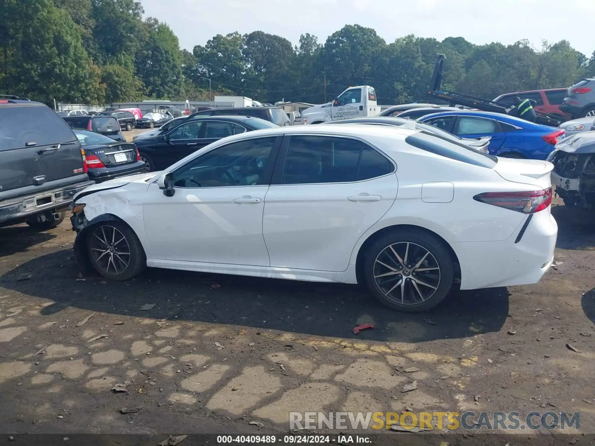 14 Photograph of a damaged car 4T1G11AK5MU604140 TOYOTA CAMRY 2021