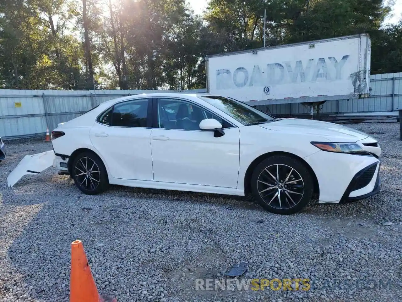 4 Photograph of a damaged car 4T1G11AK5MU610469 TOYOTA CAMRY 2021