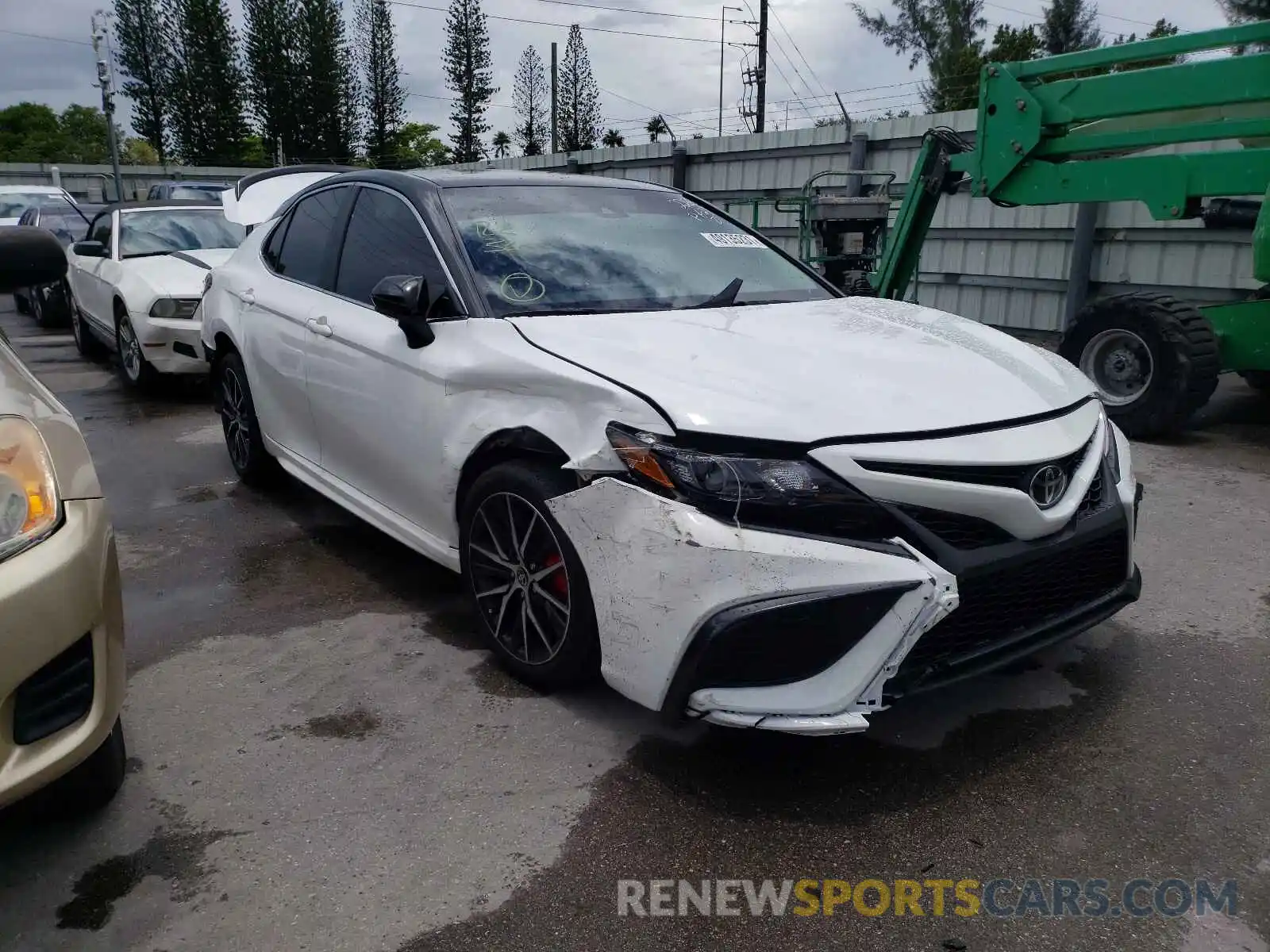 1 Photograph of a damaged car 4T1G11AK6MU552288 TOYOTA CAMRY 2021