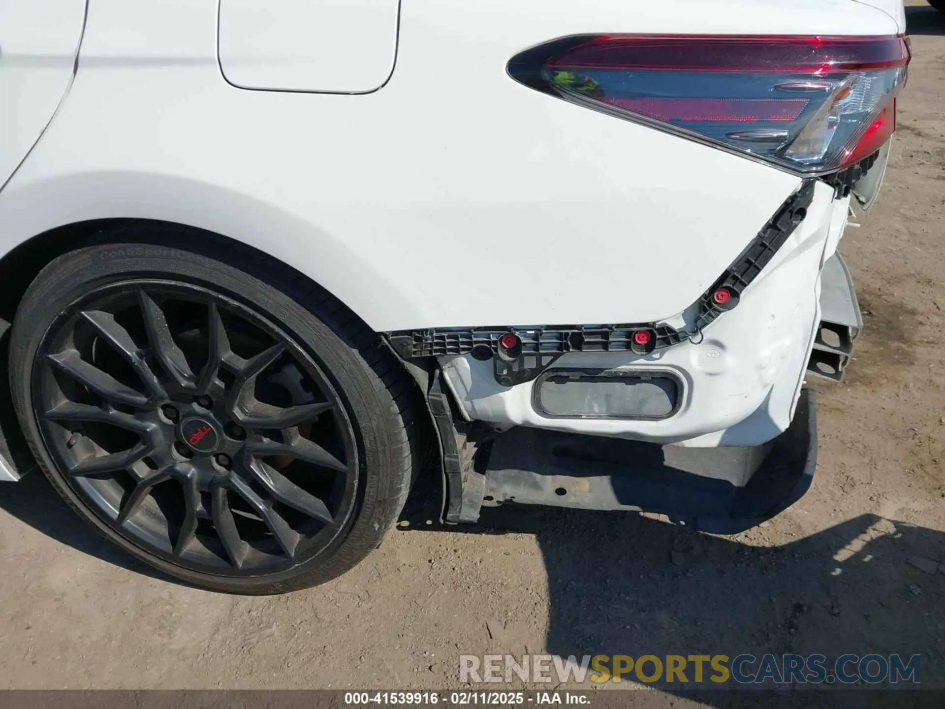 18 Photograph of a damaged car 4T1G11AK7MU498046 TOYOTA CAMRY 2021