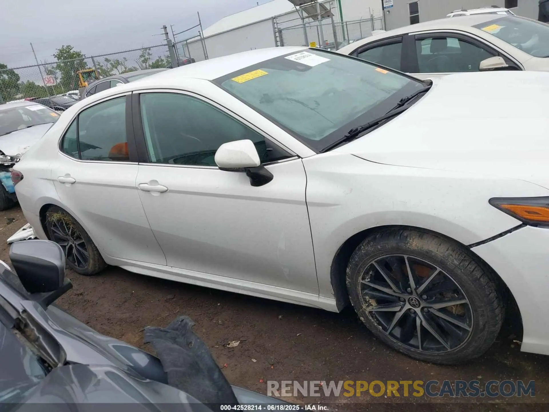14 Photograph of a damaged car 4T1G11AK7MU559346 TOYOTA CAMRY 2021