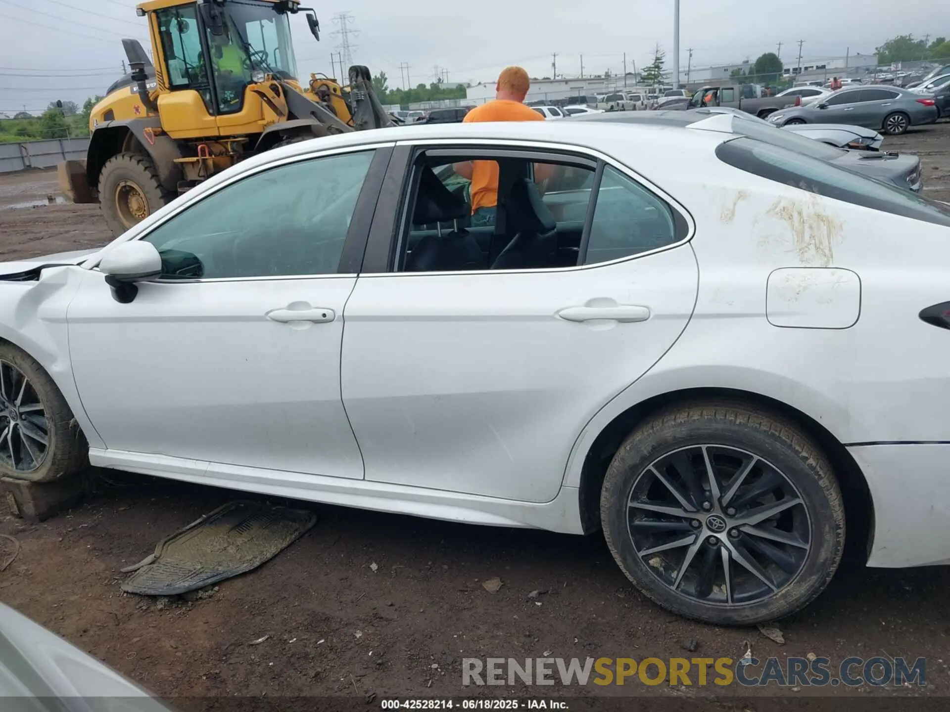 15 Photograph of a damaged car 4T1G11AK7MU559346 TOYOTA CAMRY 2021