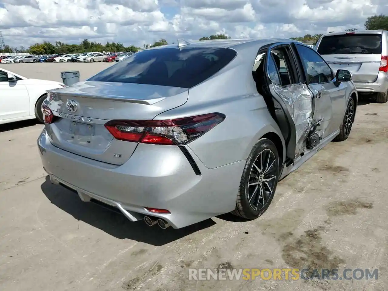 4 Photograph of a damaged car 4T1G11AK8MU453424 TOYOTA CAMRY 2021