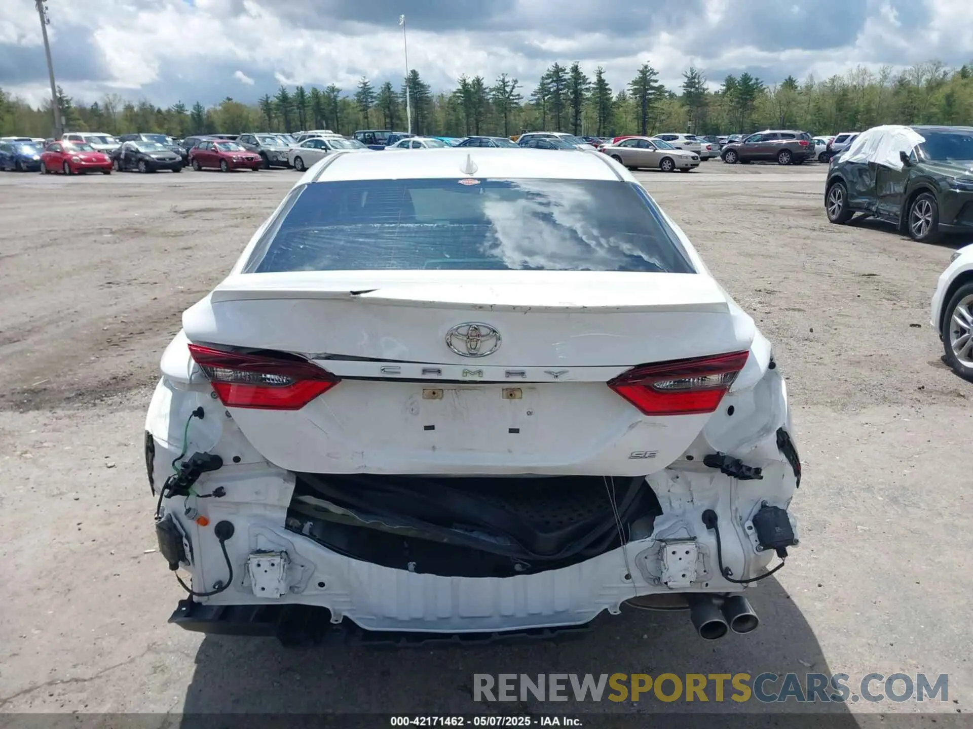 16 Photograph of a damaged car 4T1G11AK9MU553192 TOYOTA CAMRY 2021
