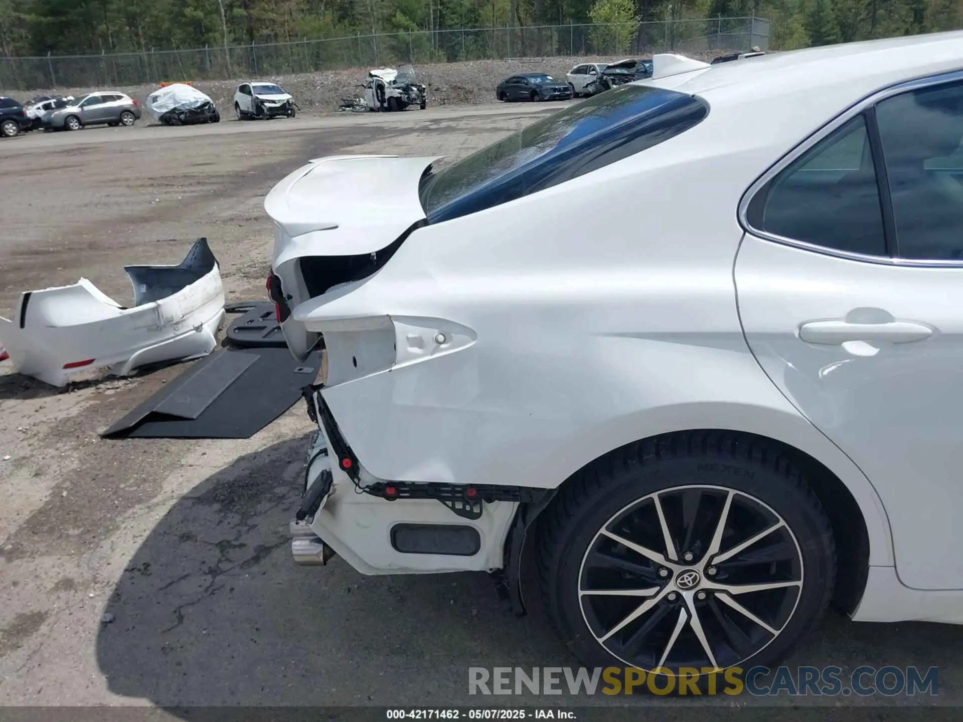 17 Photograph of a damaged car 4T1G11AK9MU553192 TOYOTA CAMRY 2021