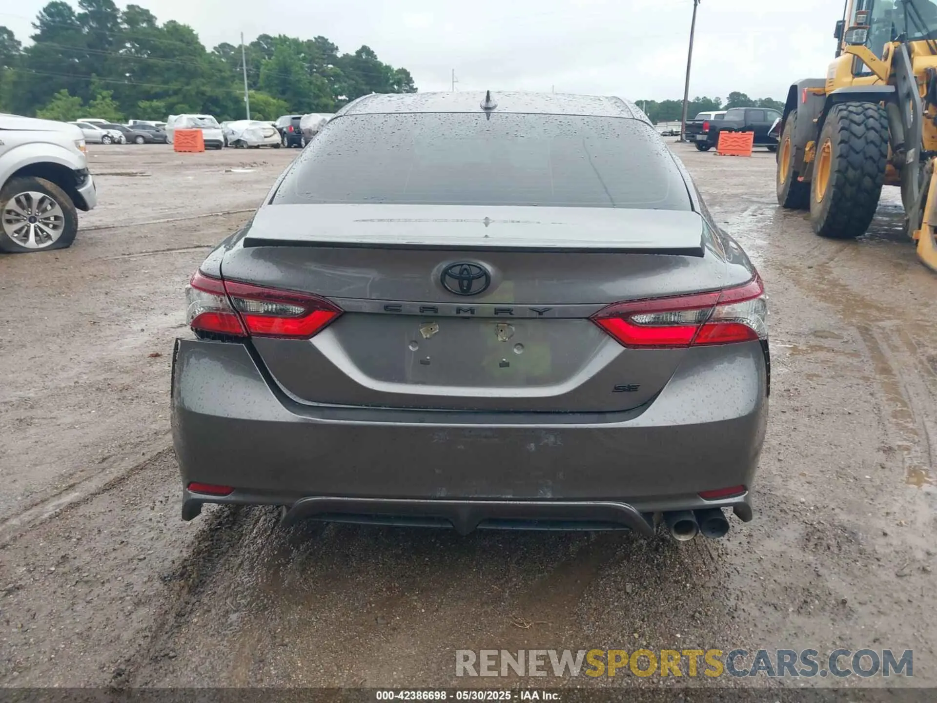 16 Photograph of a damaged car 4T1G11AKXMU452078 TOYOTA CAMRY 2021