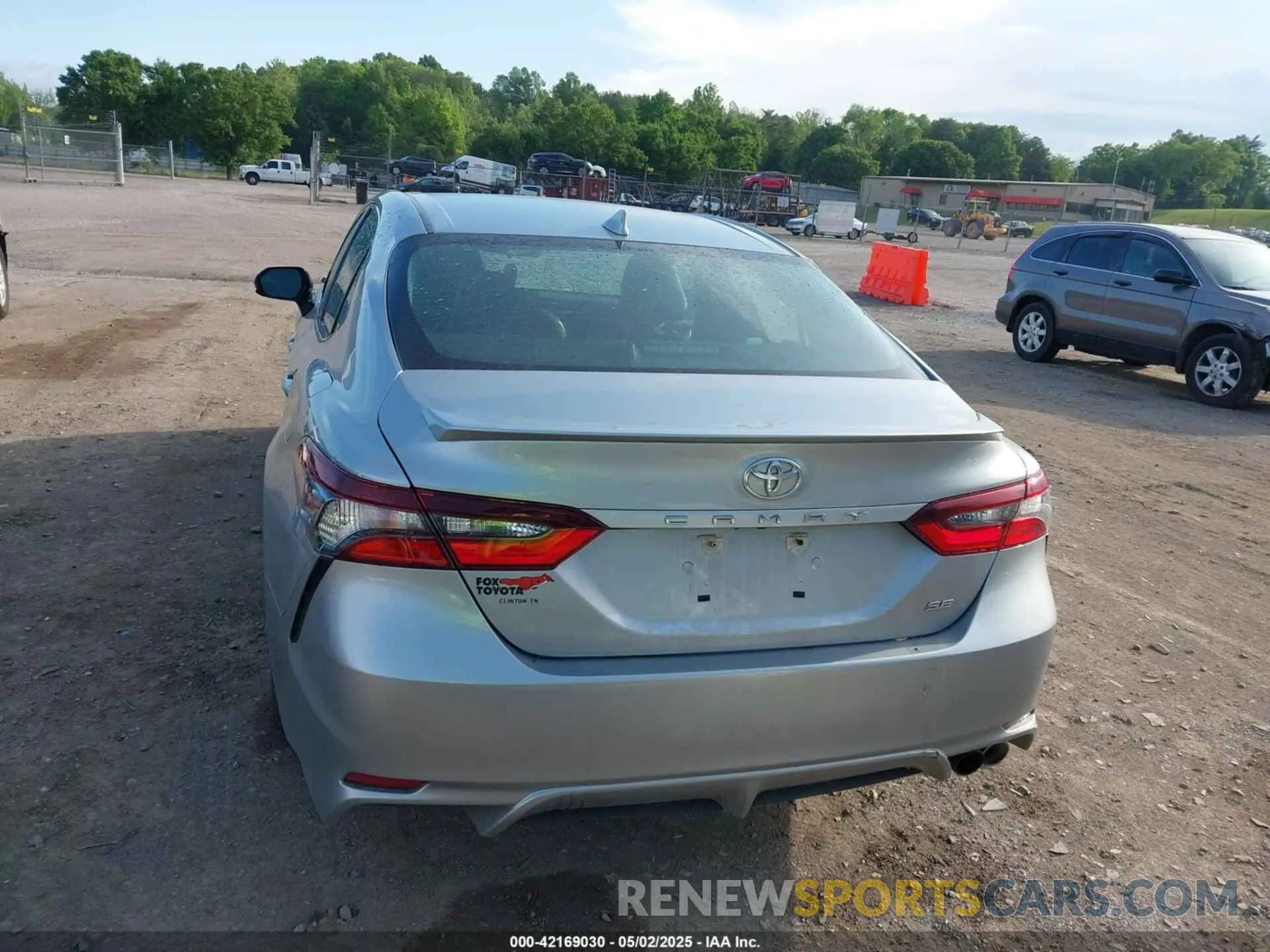 16 Photograph of a damaged car 4T1G11AKXMU581972 TOYOTA CAMRY 2021