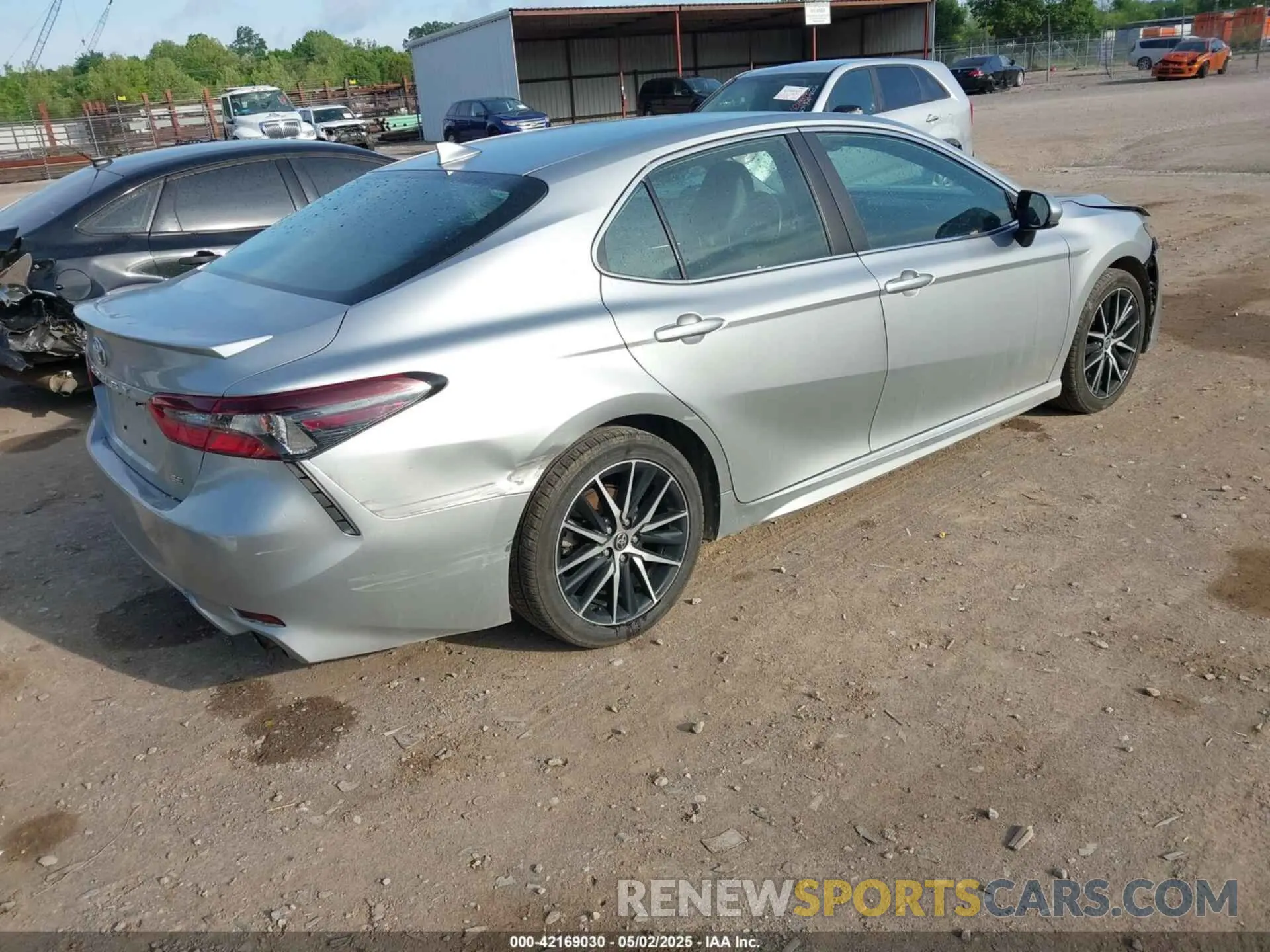 4 Photograph of a damaged car 4T1G11AKXMU581972 TOYOTA CAMRY 2021
