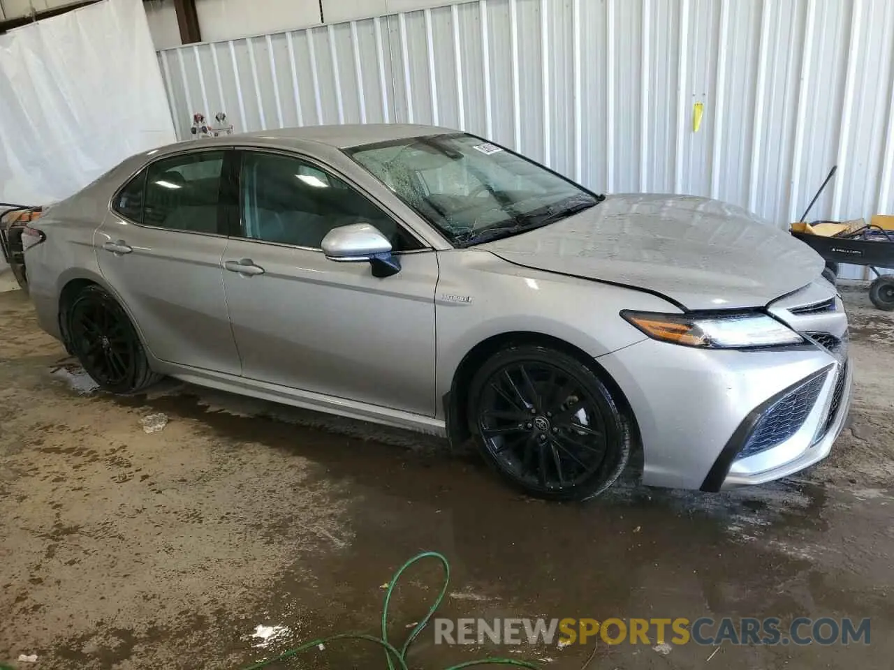 4 Photograph of a damaged car 4T1K31AK2MU560781 TOYOTA CAMRY 2021