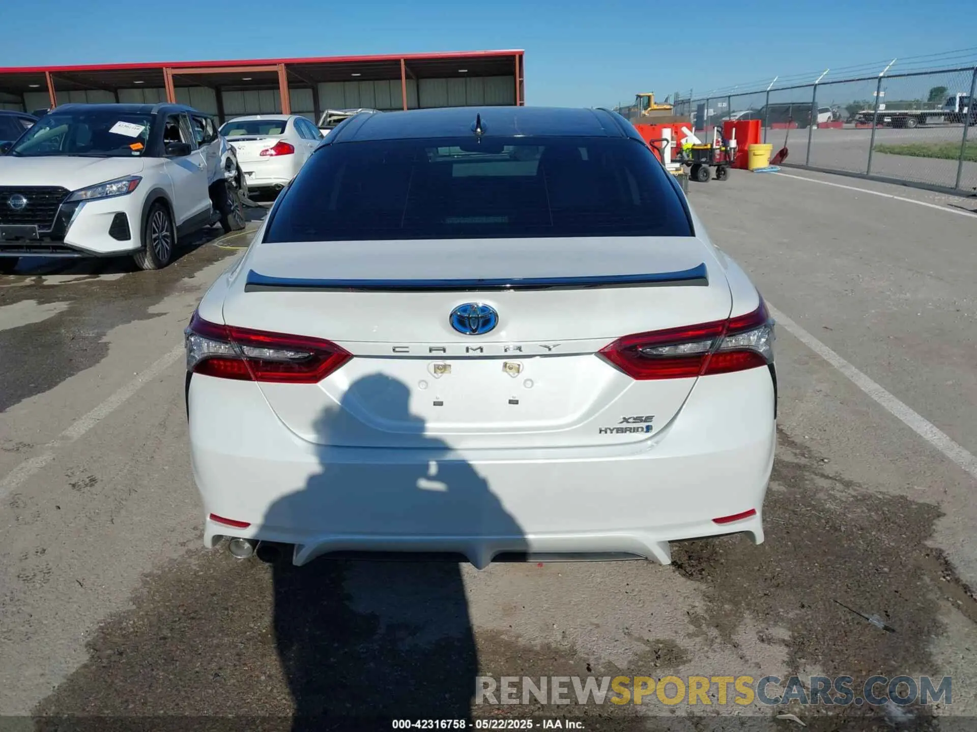 16 Photograph of a damaged car 4T1K31AK4MU024933 TOYOTA CAMRY 2021