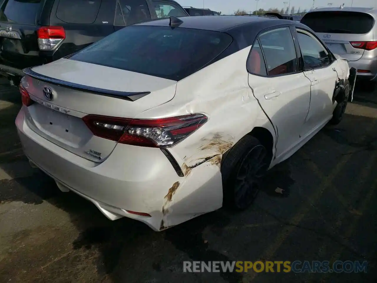 4 Photograph of a damaged car 4T1K31AK8MU031772 TOYOTA CAMRY 2021