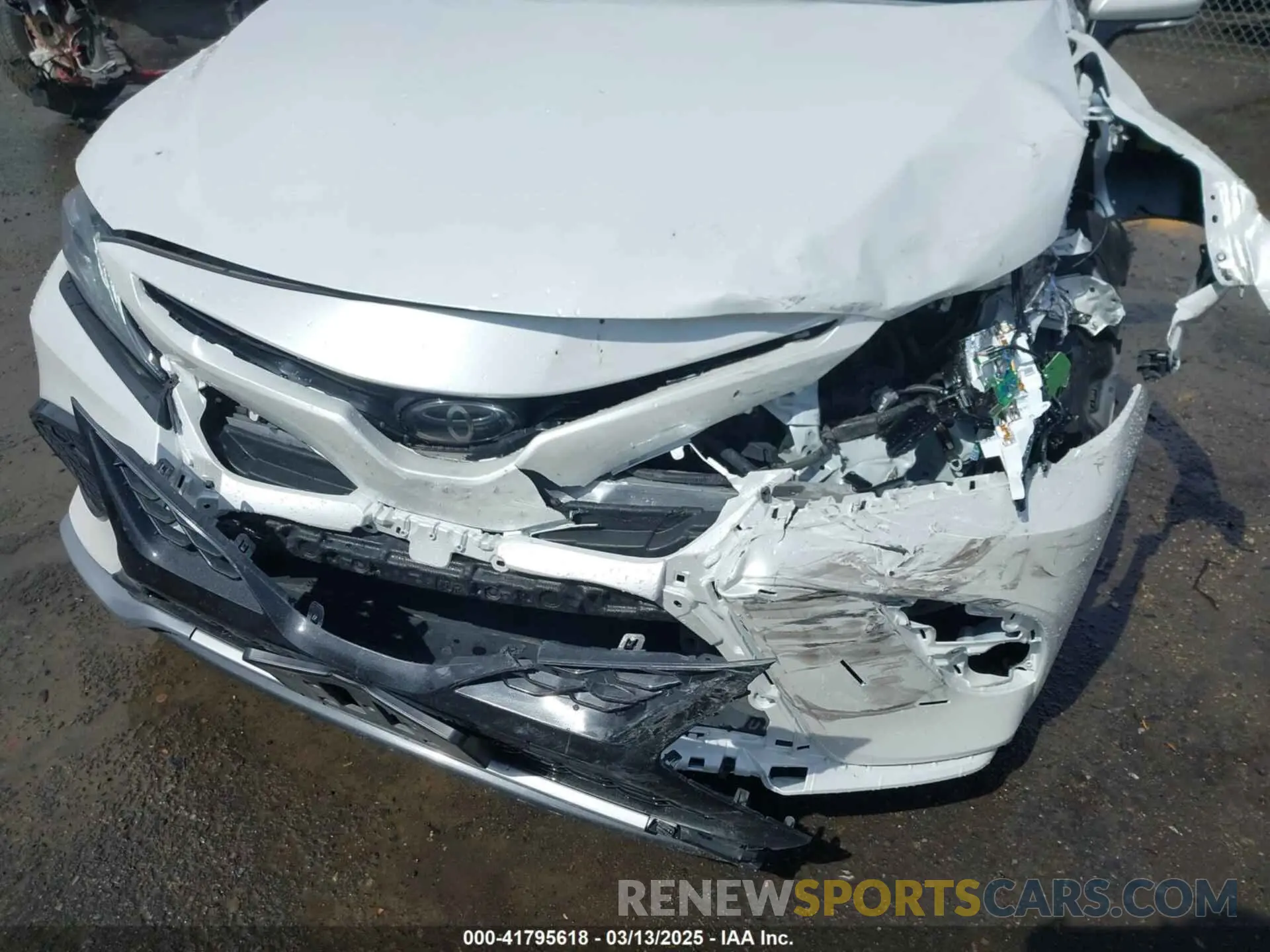 18 Photograph of a damaged car 4T1K61AK1MU495283 TOYOTA CAMRY 2021