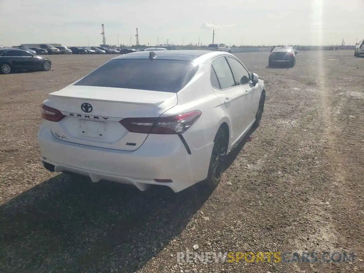 4 Photograph of a damaged car 4T1K61AKXMU520083 TOYOTA CAMRY 2021