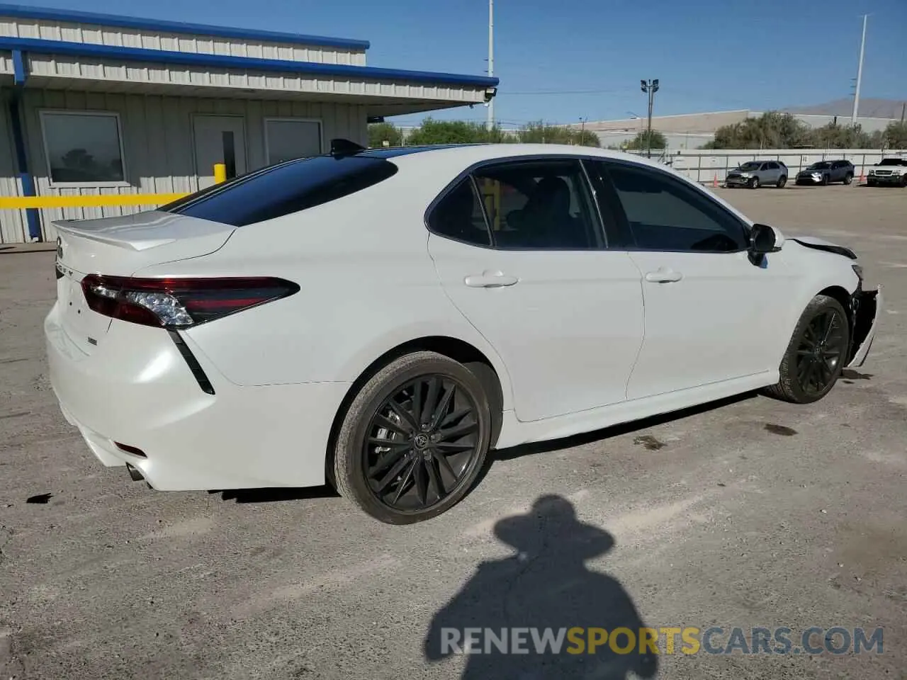 3 Photograph of a damaged car 4T1K61AKXMU586360 TOYOTA CAMRY 2021