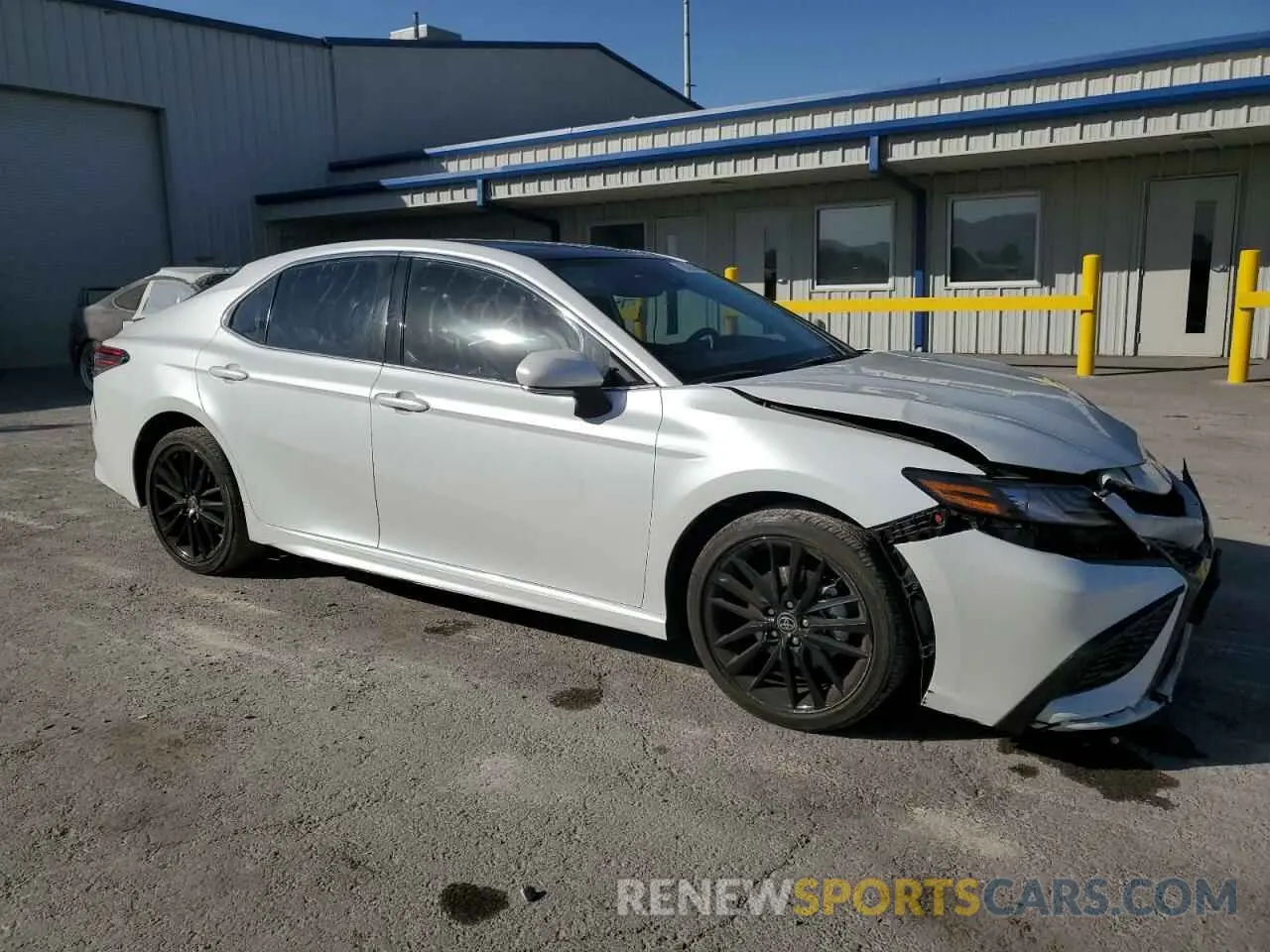 4 Photograph of a damaged car 4T1K61AKXMU586360 TOYOTA CAMRY 2021