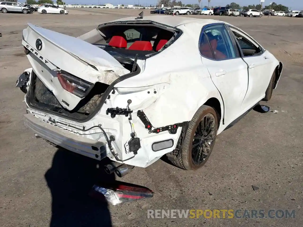 4 Photograph of a damaged car 4T1K61AKXMU587797 TOYOTA CAMRY 2021