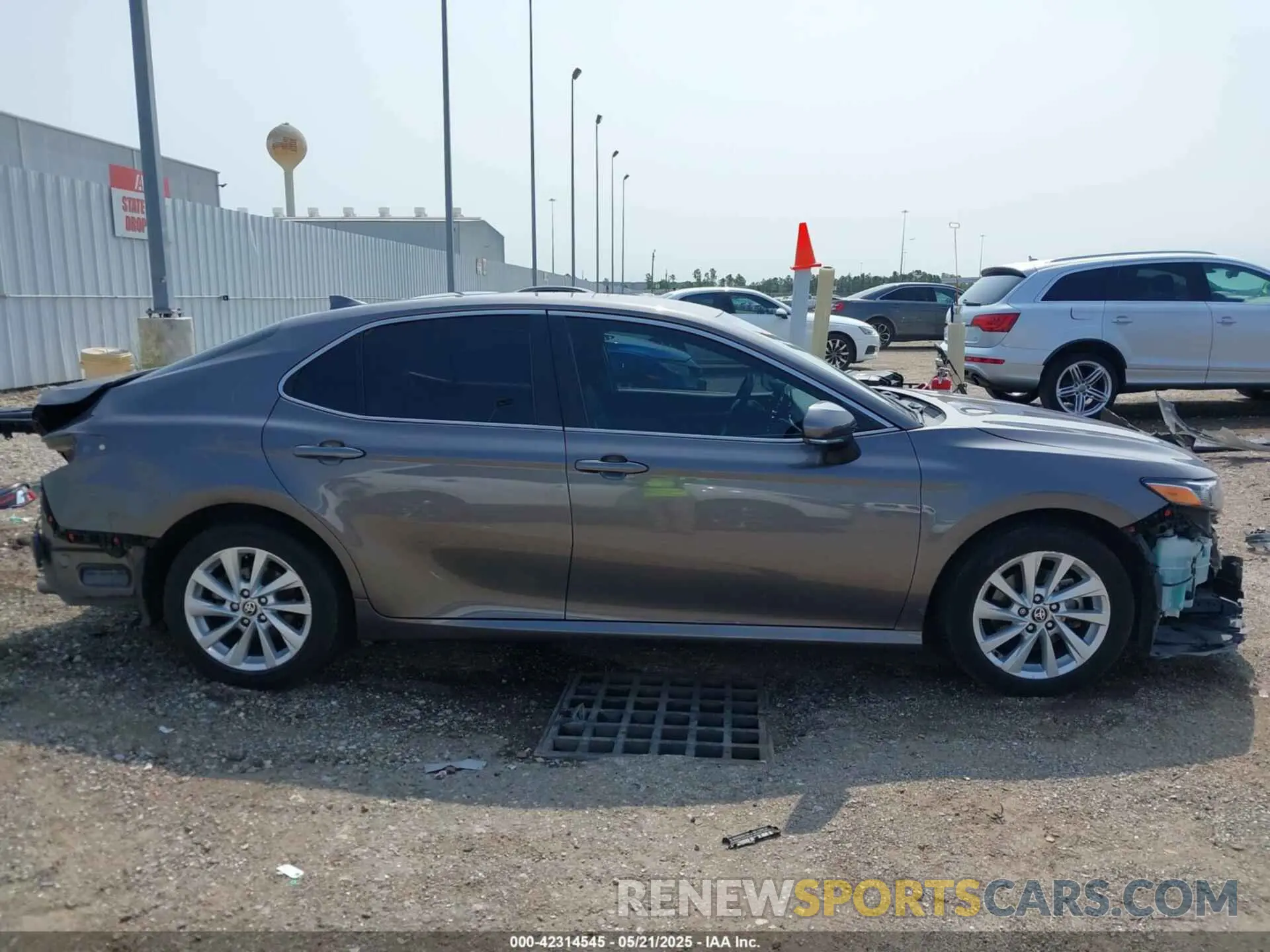 14 Photograph of a damaged car 4T1R11AK5MU591012 TOYOTA CAMRY 2021
