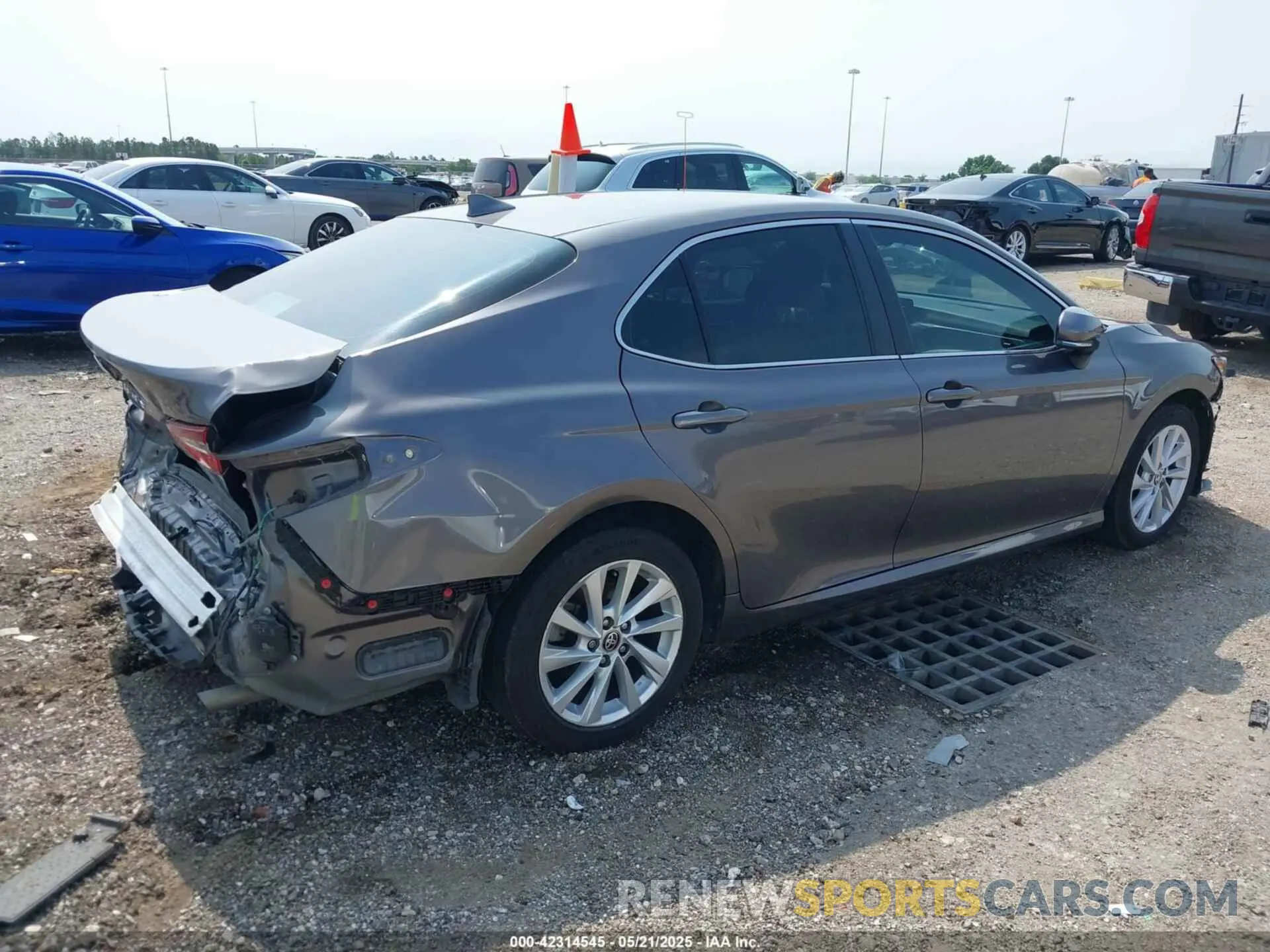 4 Photograph of a damaged car 4T1R11AK5MU591012 TOYOTA CAMRY 2021