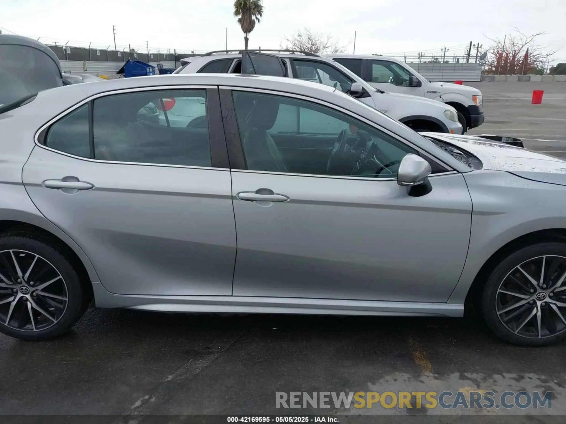 14 Photograph of a damaged car 4T1T11AK7MU563461 TOYOTA CAMRY 2021