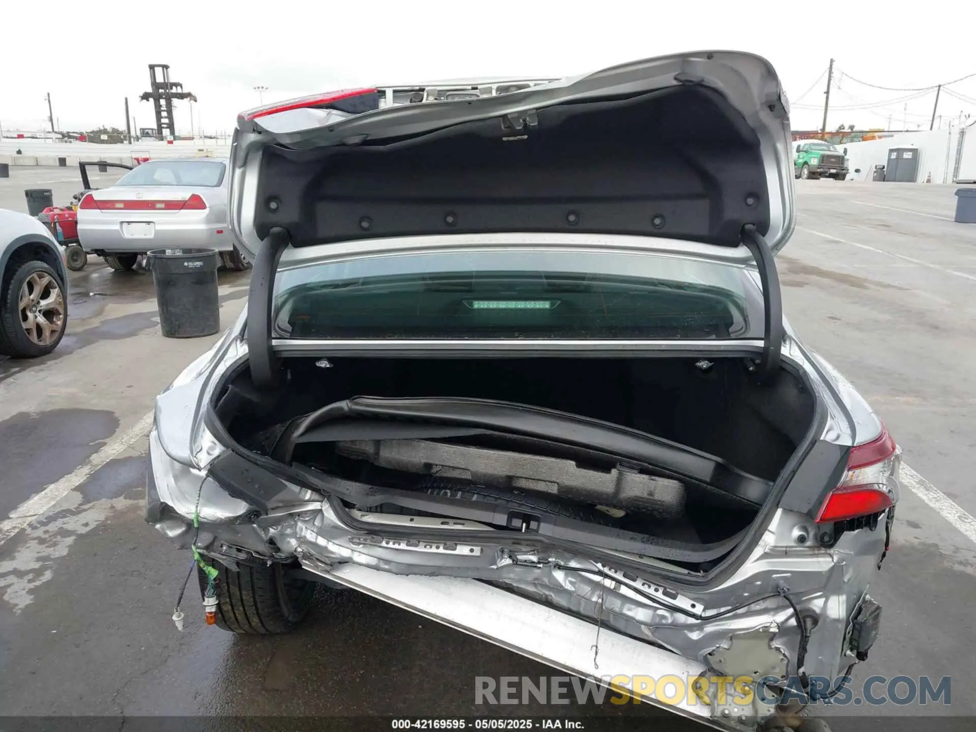 17 Photograph of a damaged car 4T1T11AK7MU563461 TOYOTA CAMRY 2021
