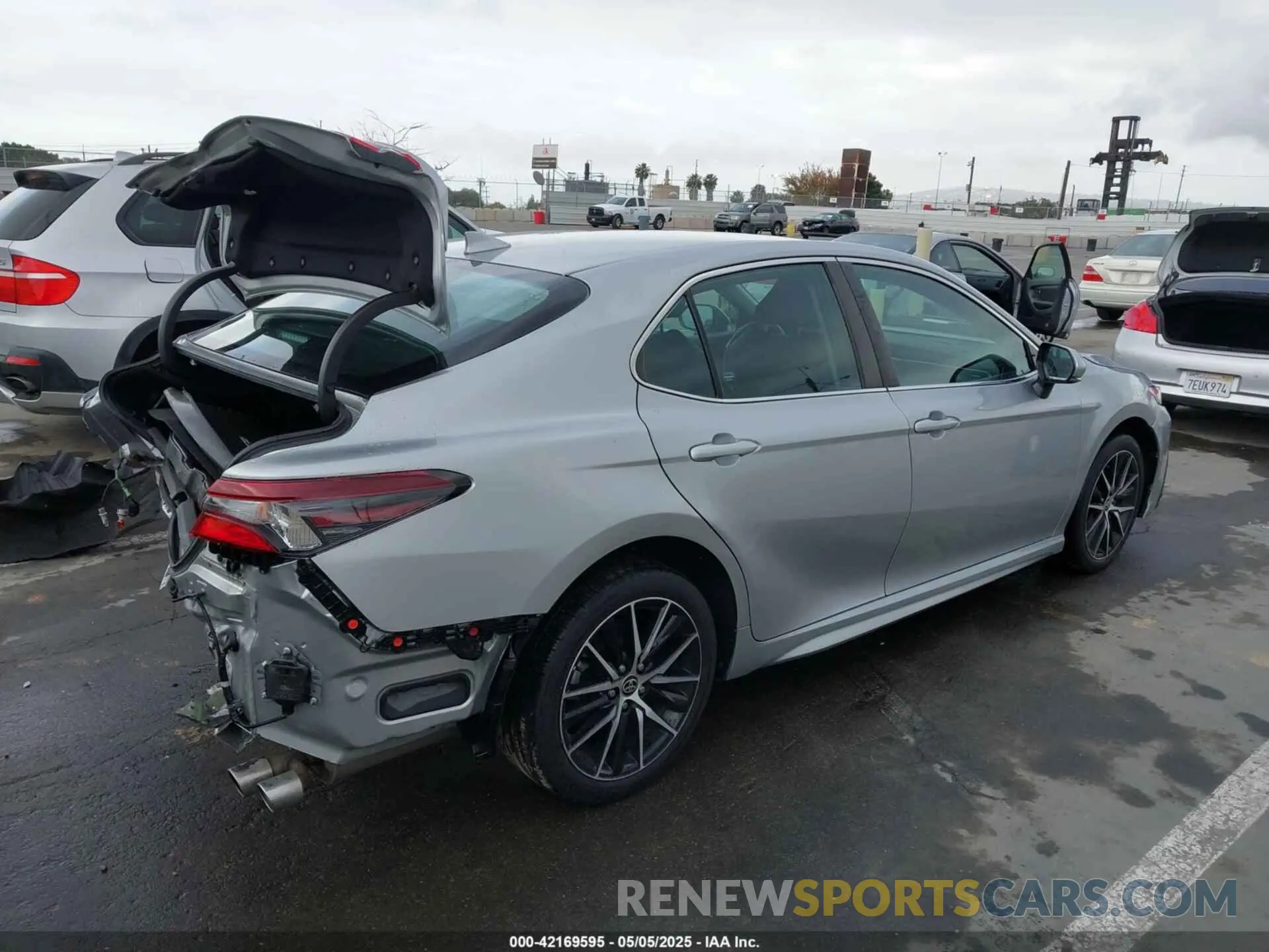4 Photograph of a damaged car 4T1T11AK7MU563461 TOYOTA CAMRY 2021