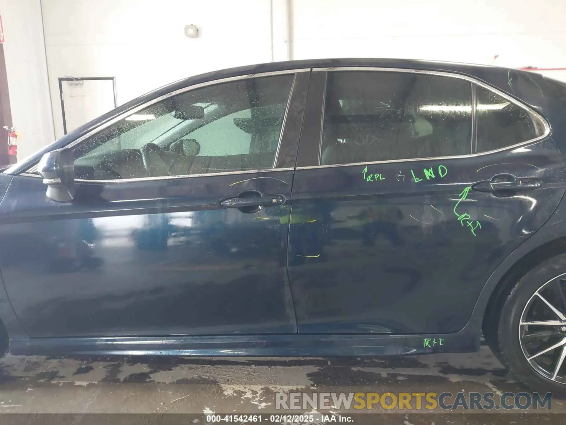 14 Photograph of a damaged car 4T1T11AK8MU480461 TOYOTA CAMRY 2021