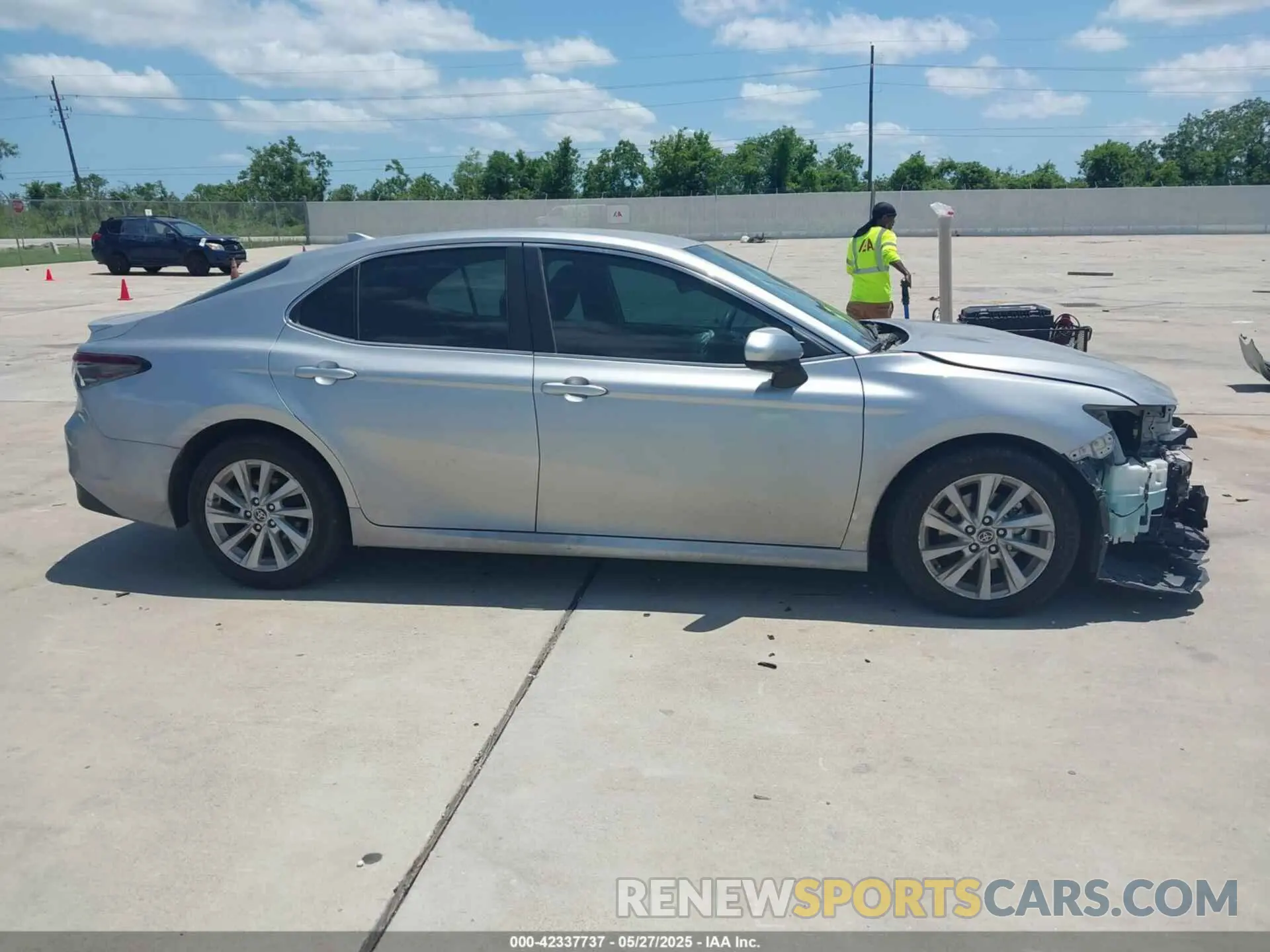 12 Photograph of a damaged car 4T1C11AK0NU627812 TOYOTA CAMRY 2022