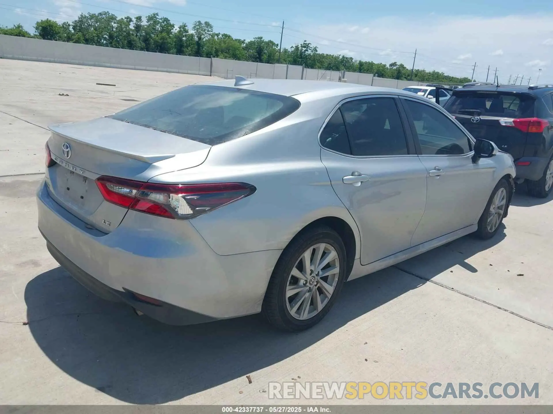 4 Photograph of a damaged car 4T1C11AK0NU627812 TOYOTA CAMRY 2022