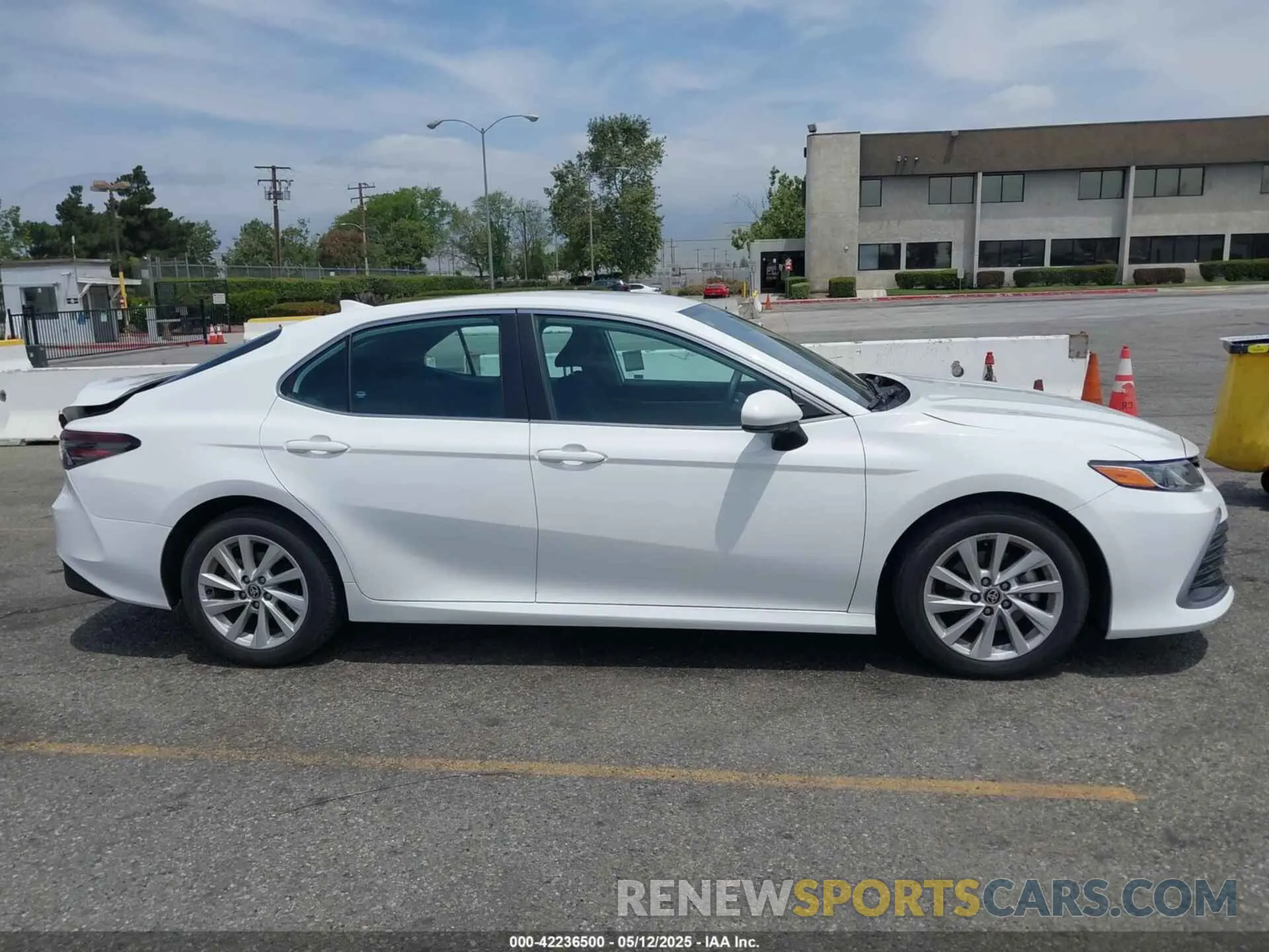 13 Photograph of a damaged car 4T1C11AK2NU689552 TOYOTA CAMRY 2022
