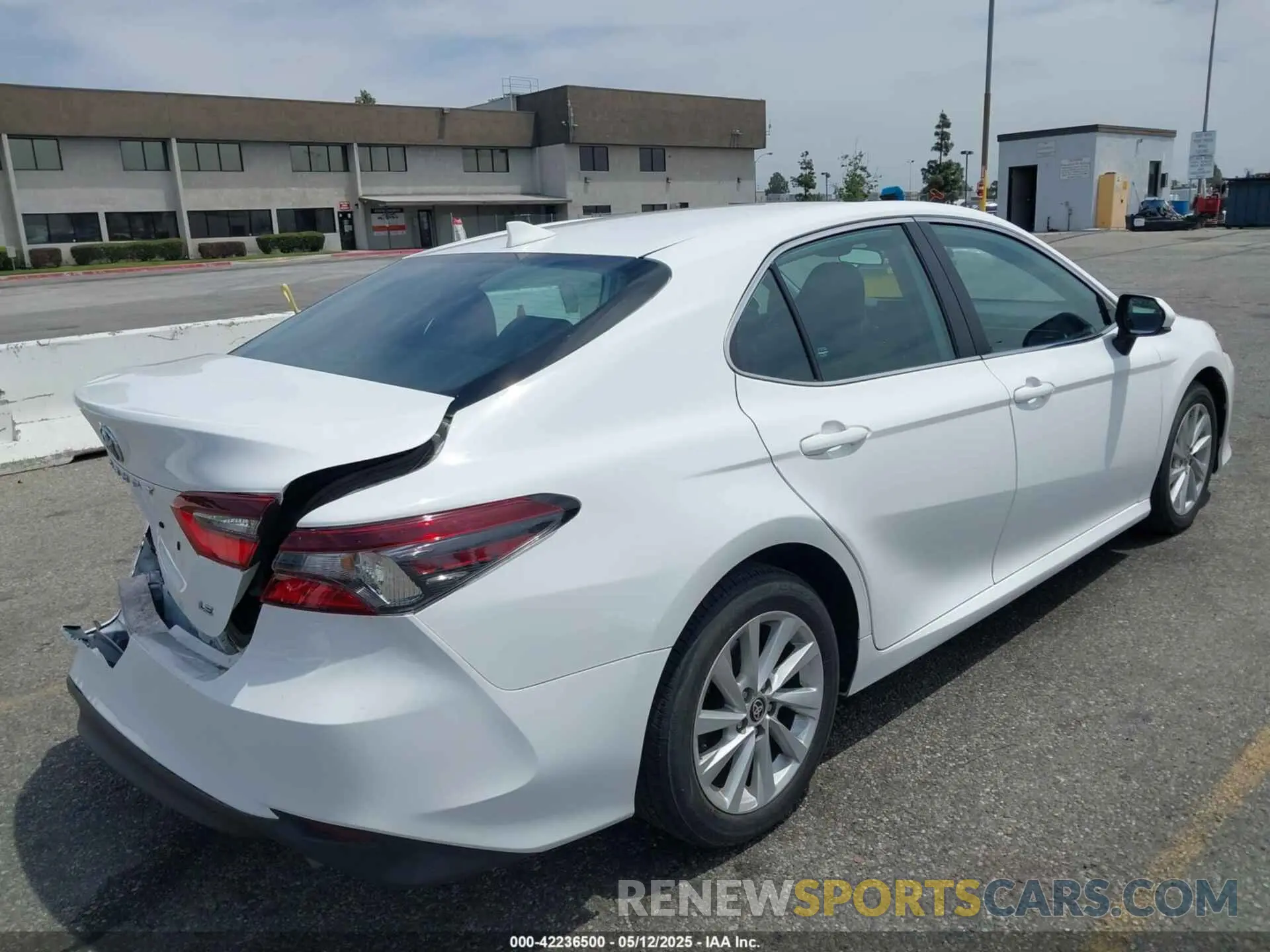 4 Photograph of a damaged car 4T1C11AK2NU689552 TOYOTA CAMRY 2022