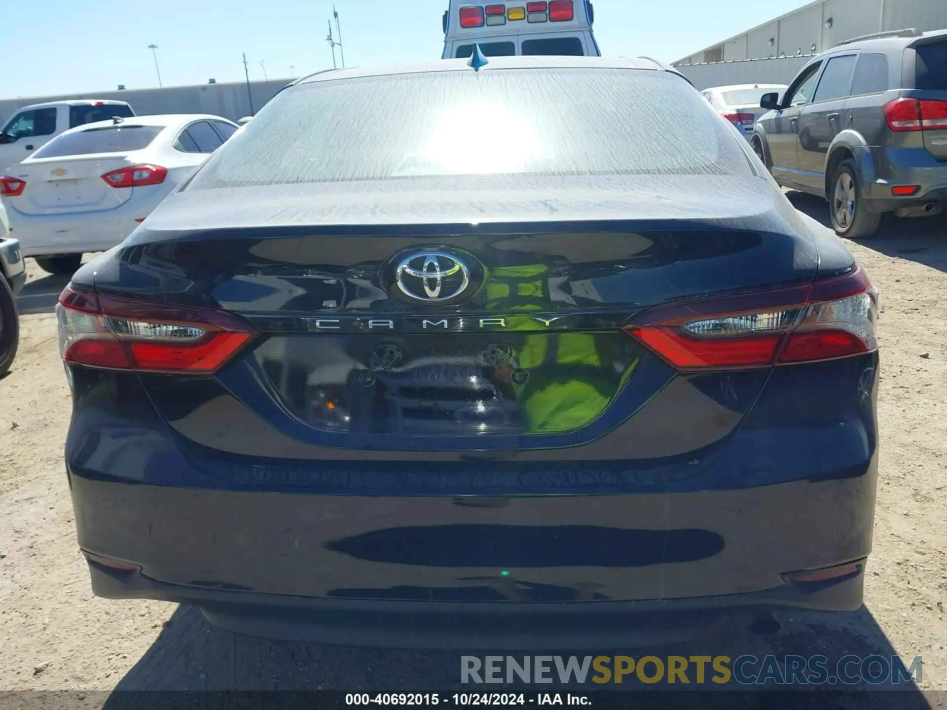 17 Photograph of a damaged car 4T1C11AK7NU663660 TOYOTA CAMRY 2022