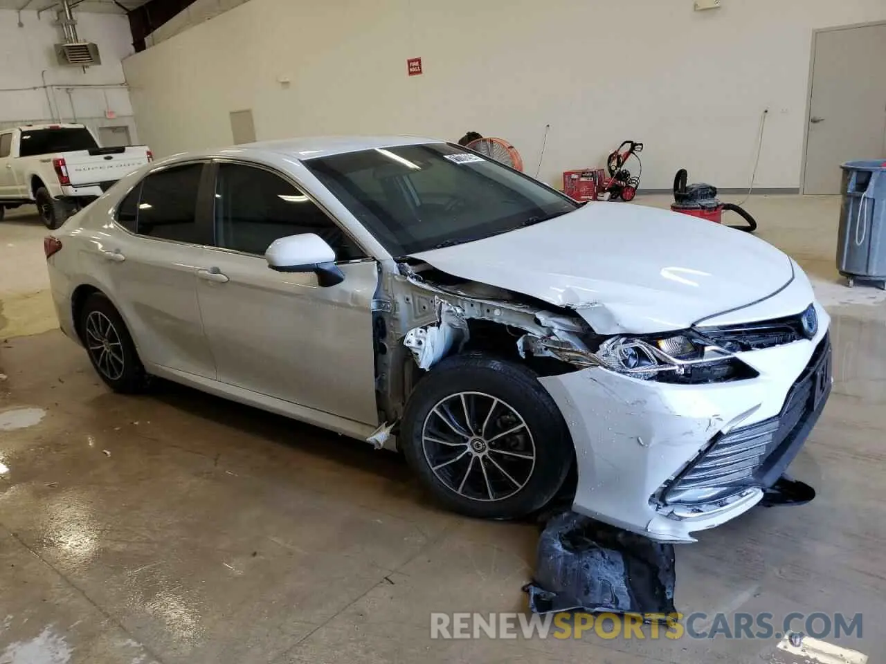 4 Photograph of a damaged car 4T1C31AKXNU044352 TOYOTA CAMRY 2022