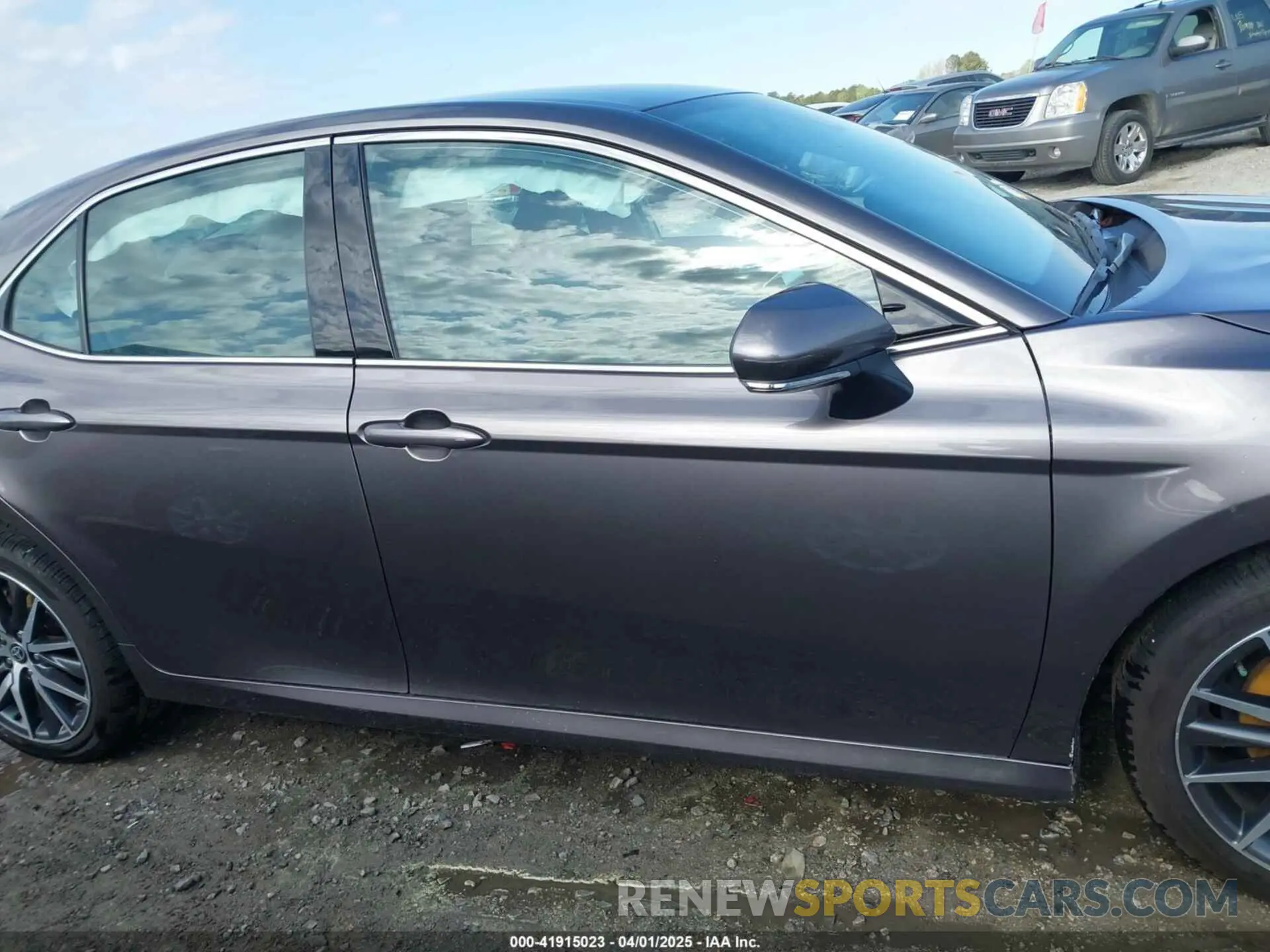 13 Photograph of a damaged car 4T1F11AK2NU030044 TOYOTA CAMRY 2022