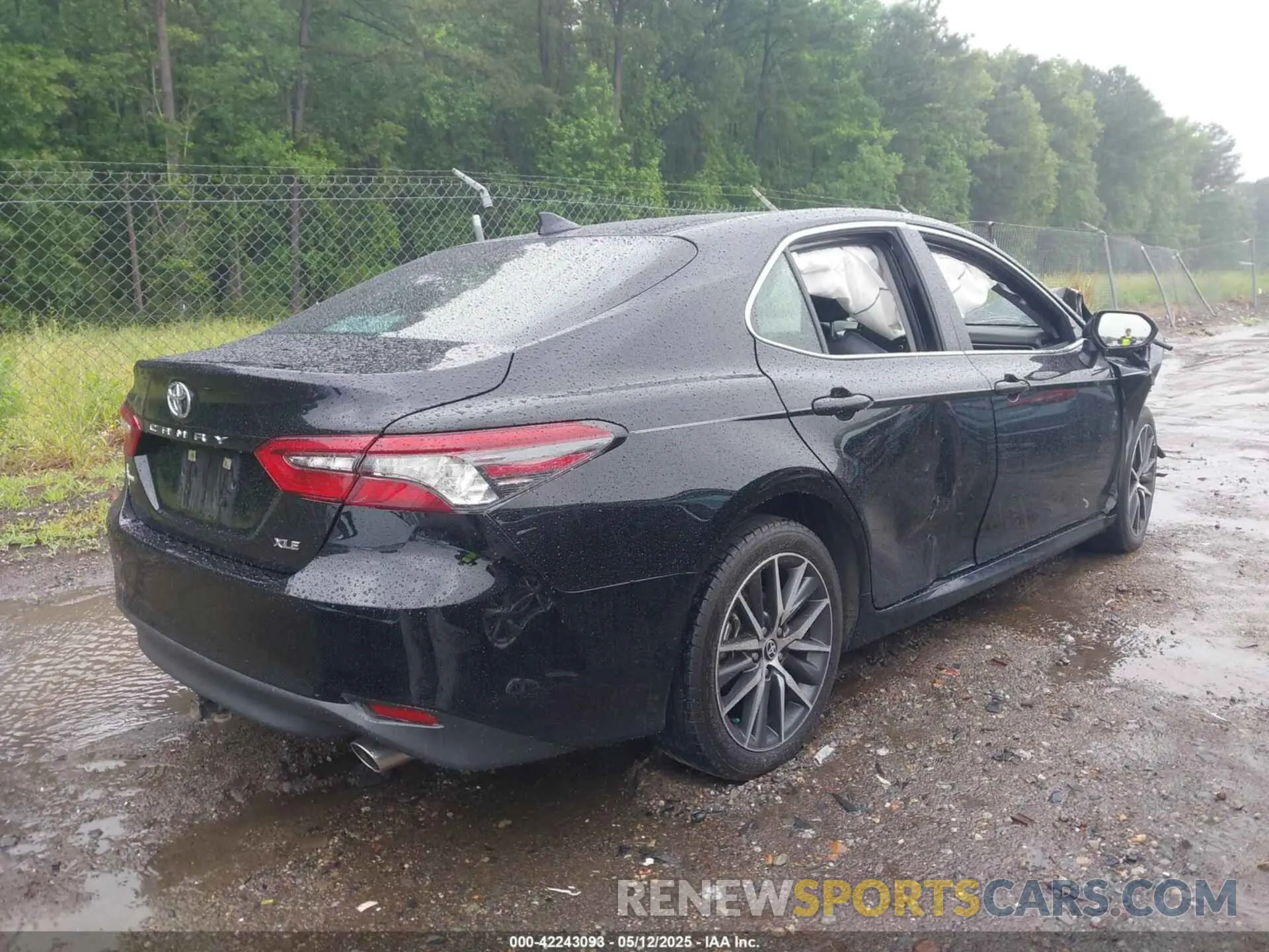 4 Photograph of a damaged car 4T1F11AK8NU076638 TOYOTA CAMRY 2022