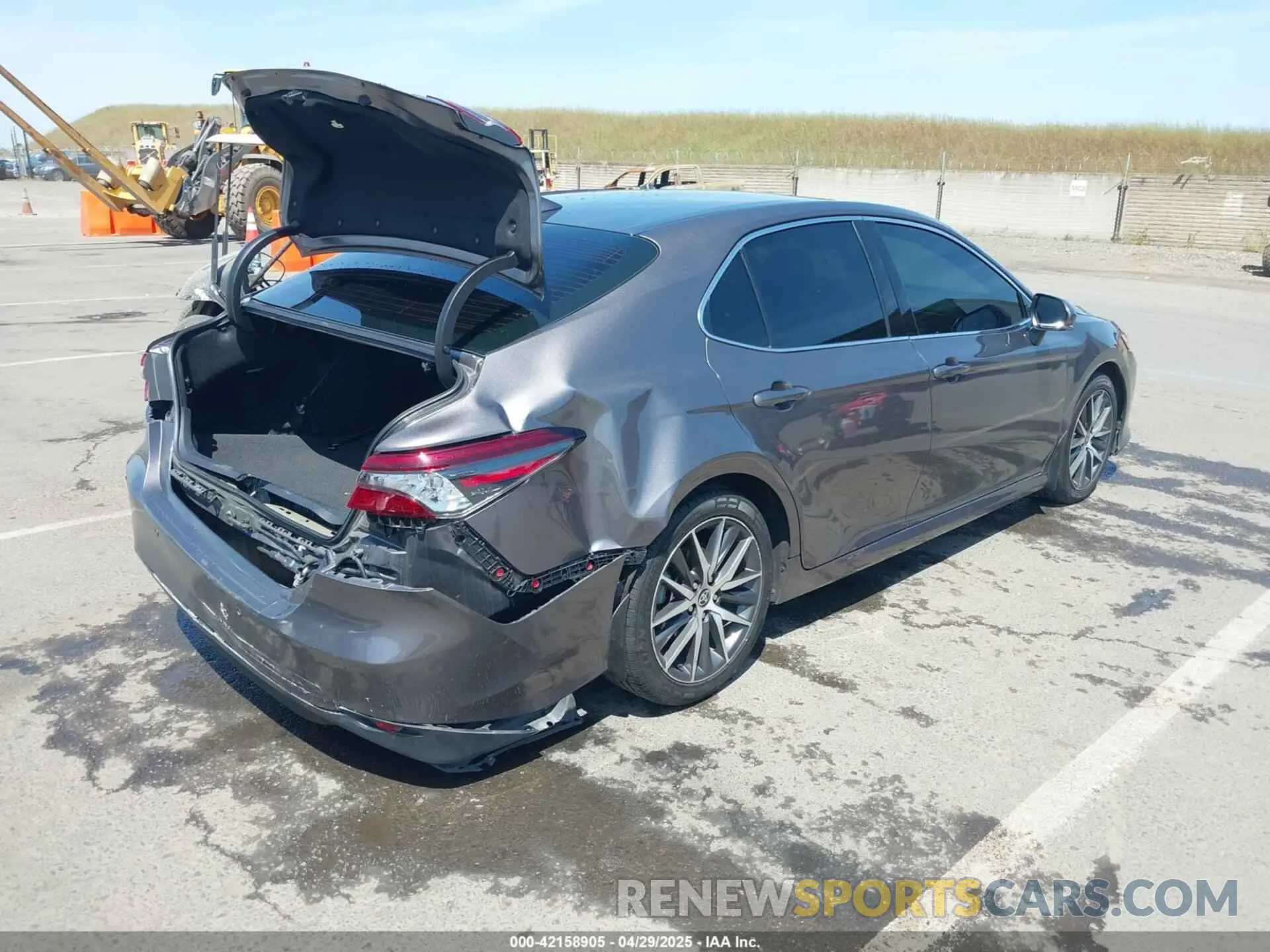 4 Photograph of a damaged car 4T1F31AK6NU592331 TOYOTA CAMRY 2022