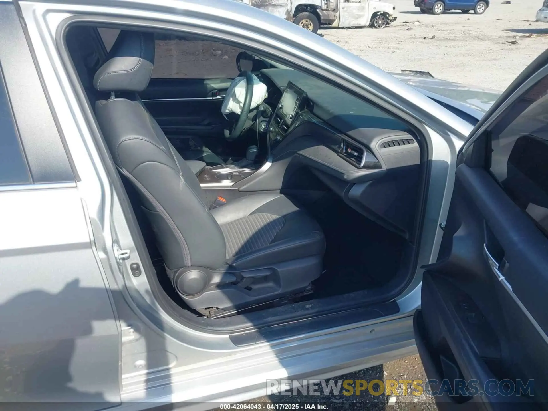 5 Photograph of a damaged car 4T1G11AK0NU069140 TOYOTA CAMRY 2022