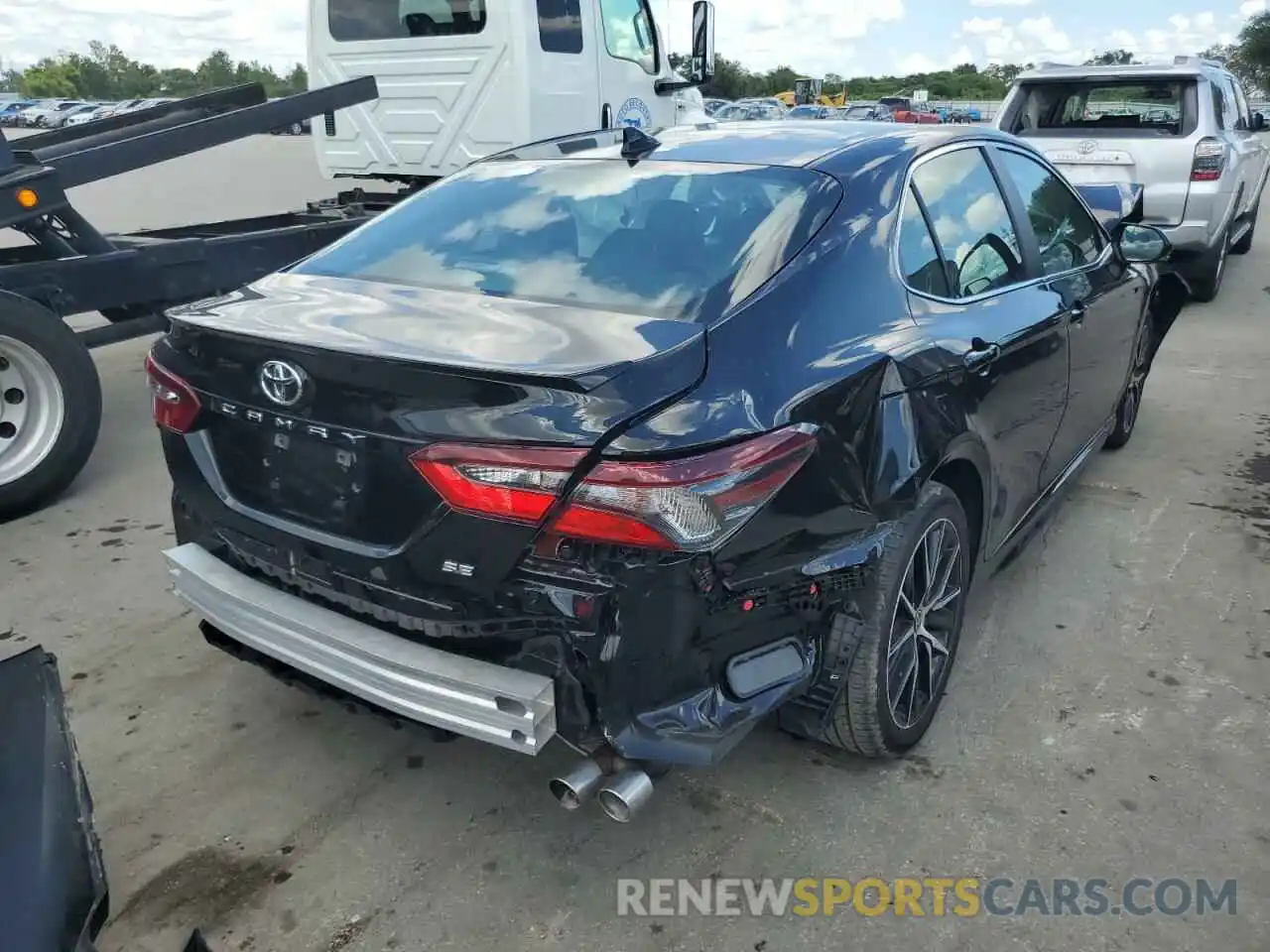 4 Photograph of a damaged car 4T1G11AK4NU623585 TOYOTA CAMRY 2022