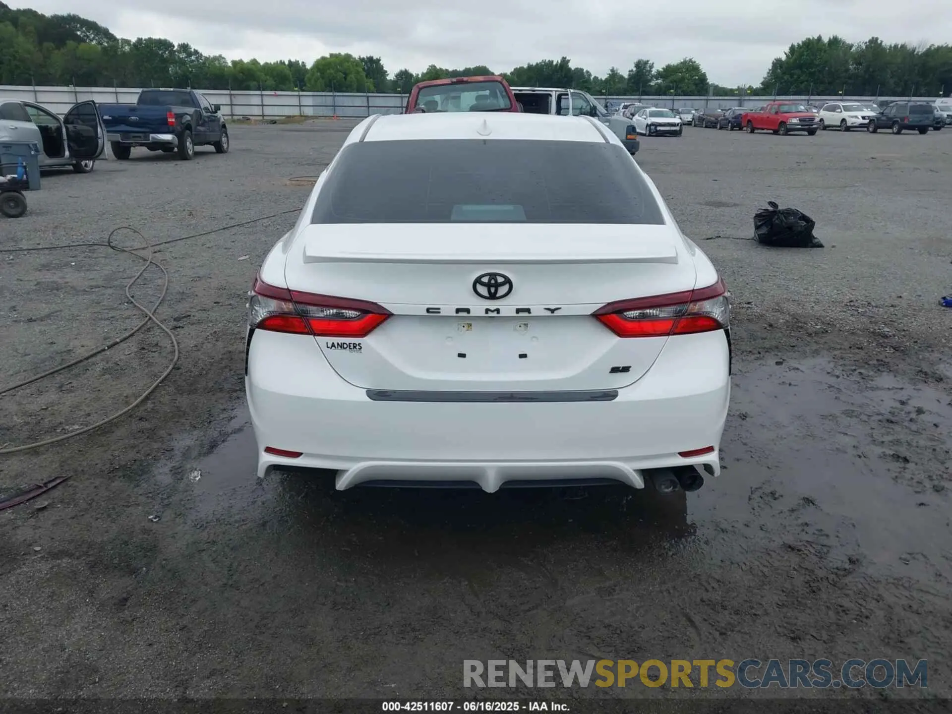 17 Photograph of a damaged car 4T1G11AK4NU668316 TOYOTA CAMRY 2022