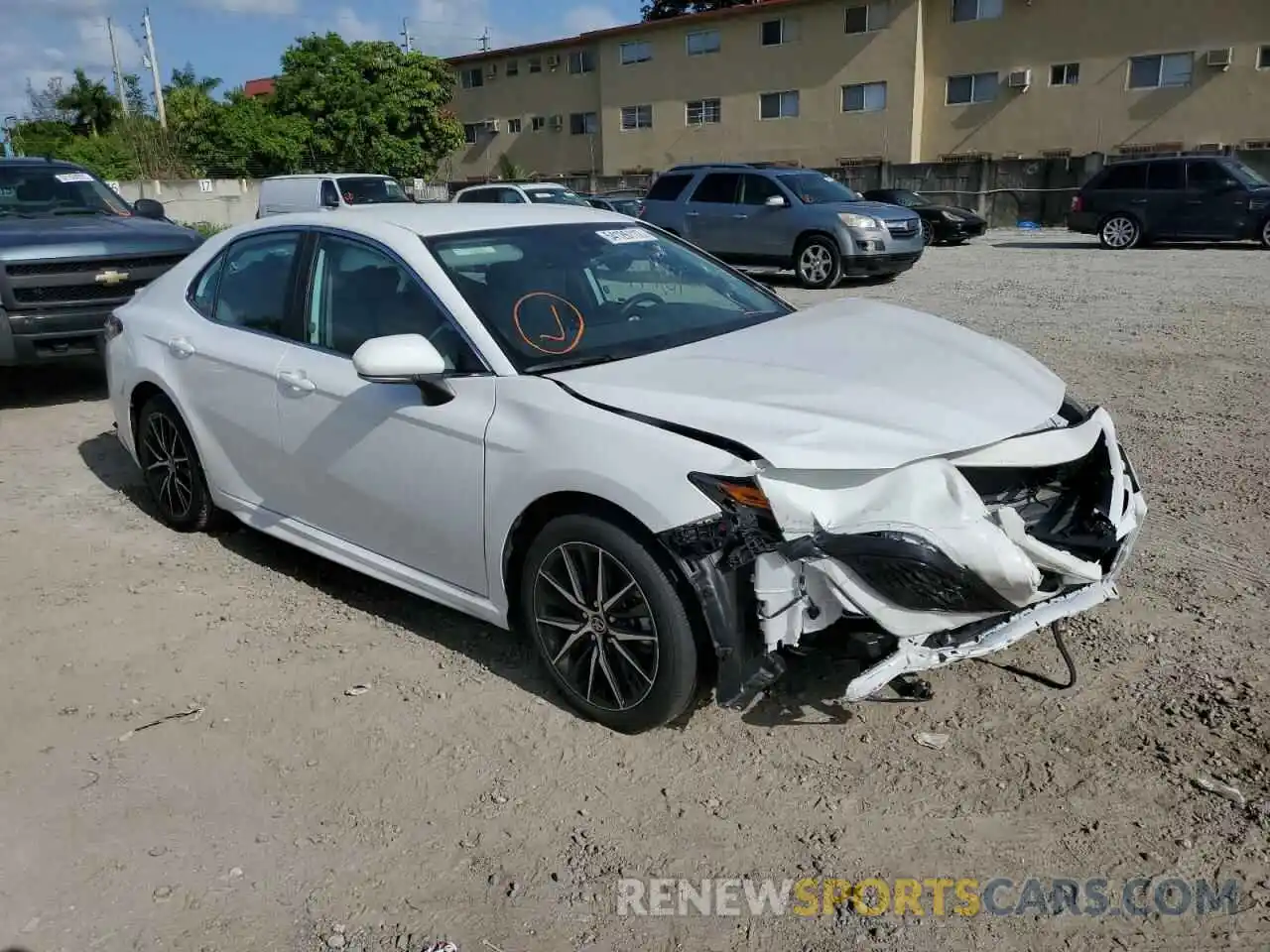 1 Photograph of a damaged car 4T1G11AK5NU661617 TOYOTA CAMRY 2022