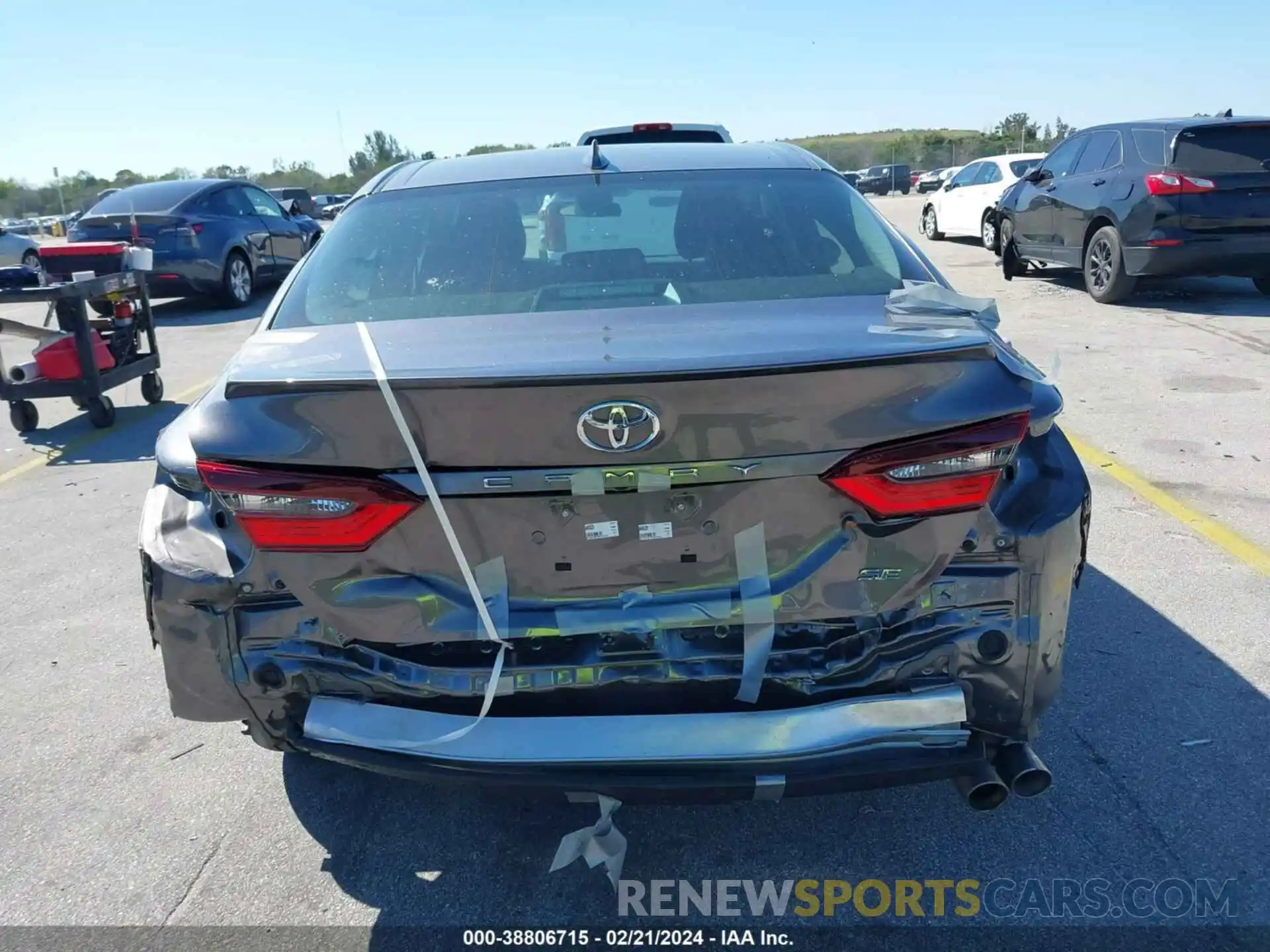 17 Photograph of a damaged car 4T1G11AK7NU634189 TOYOTA CAMRY 2022