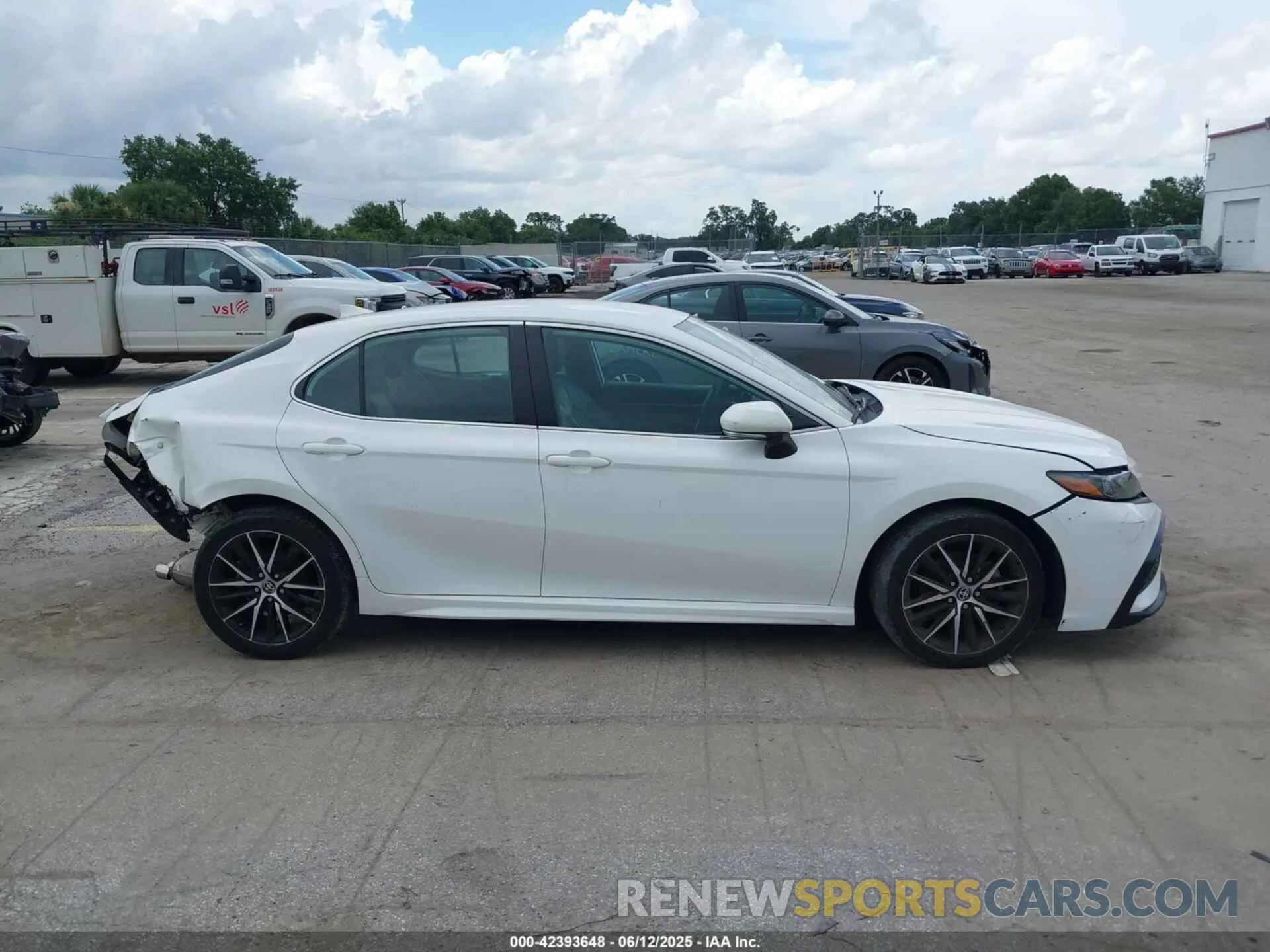 14 Photograph of a damaged car 4T1G11BK5NU053918 TOYOTA CAMRY 2022