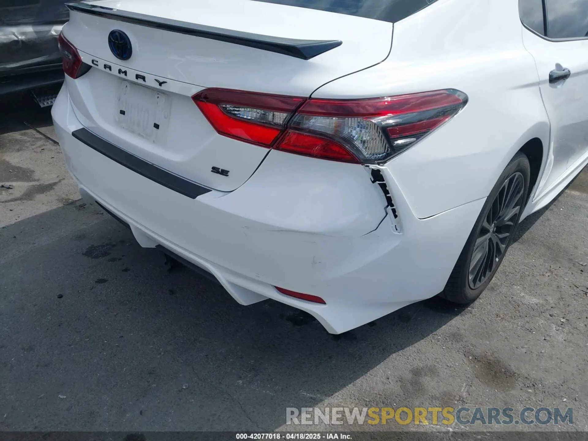 18 Photograph of a damaged car 4T1G31AK5NU042347 TOYOTA CAMRY 2022