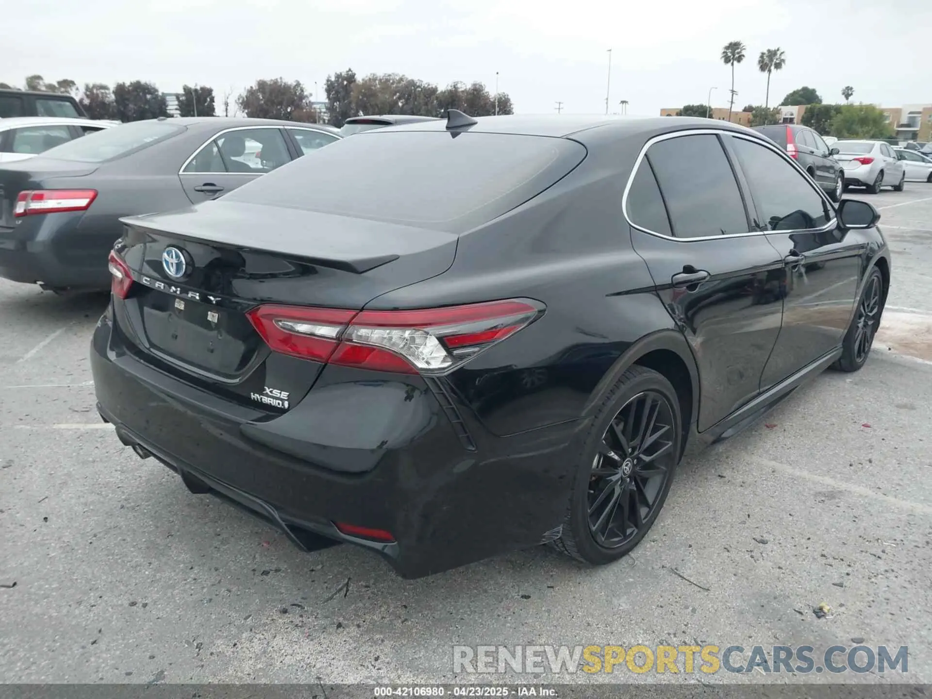 4 Photograph of a damaged car 4T1K31AK2NU575427 TOYOTA CAMRY 2022