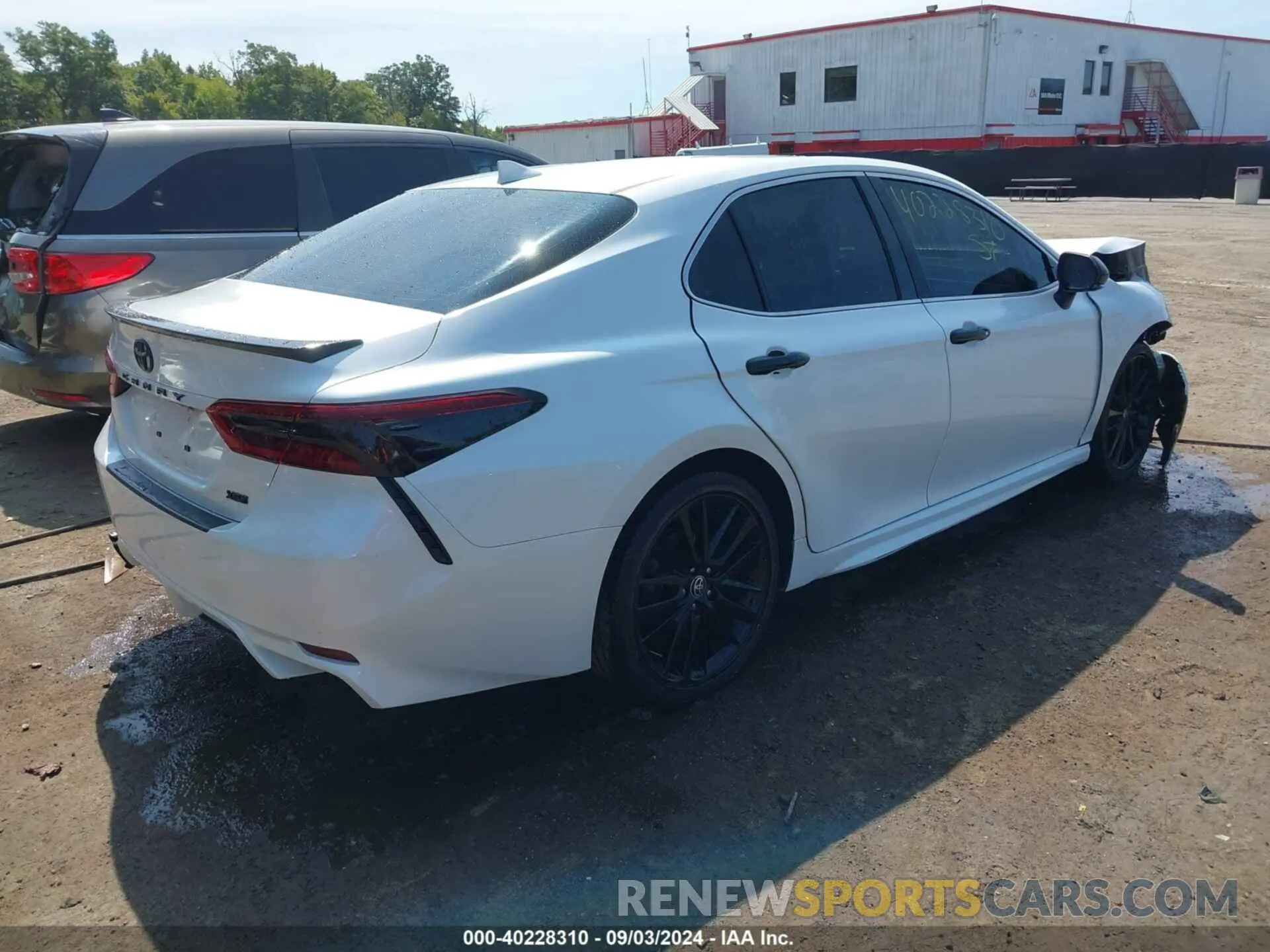 4 Photograph of a damaged car 4T1K31AK3NU586355 TOYOTA CAMRY 2022
