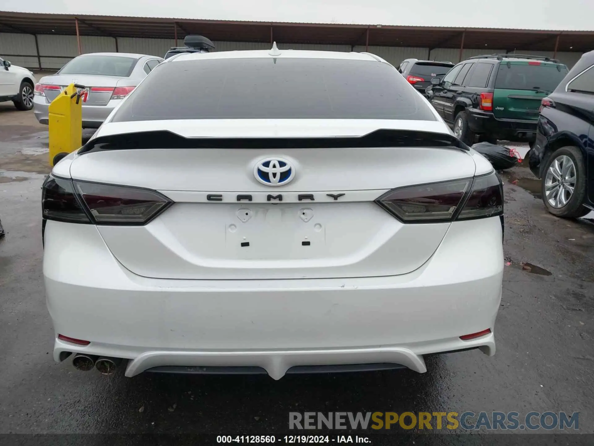 17 Photograph of a damaged car 4T1K31AK5NU586566 TOYOTA CAMRY 2022