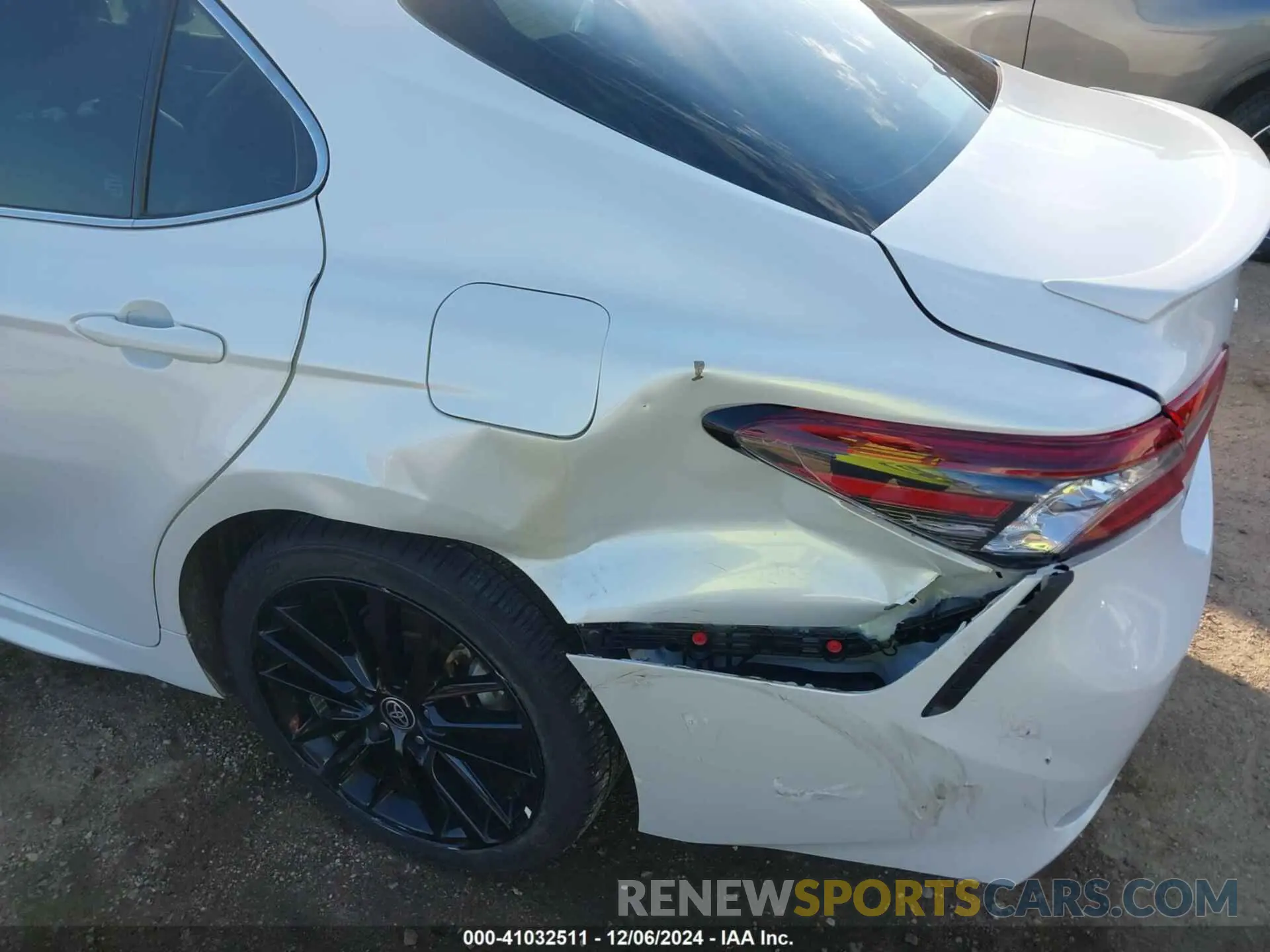 17 Photograph of a damaged car 4T1K31AK9NU588398 TOYOTA CAMRY 2022