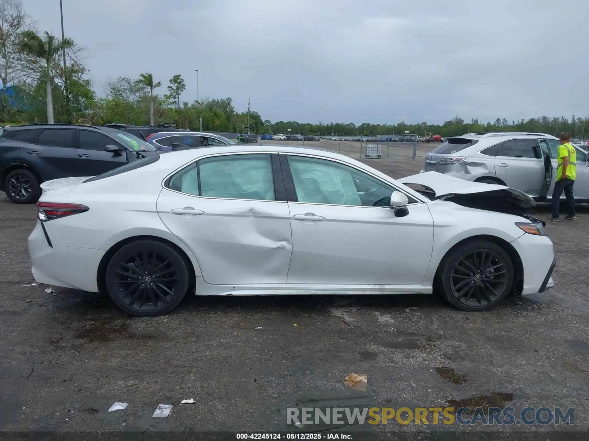 14 Photograph of a damaged car 4T1K61AK1NU032335 TOYOTA CAMRY 2022