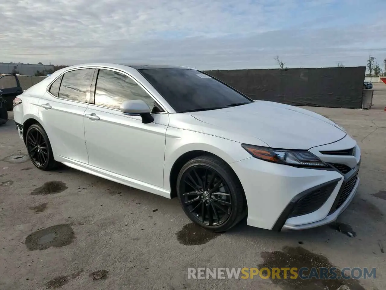 4 Photograph of a damaged car 4T1K61AK2NU708274 TOYOTA CAMRY 2022