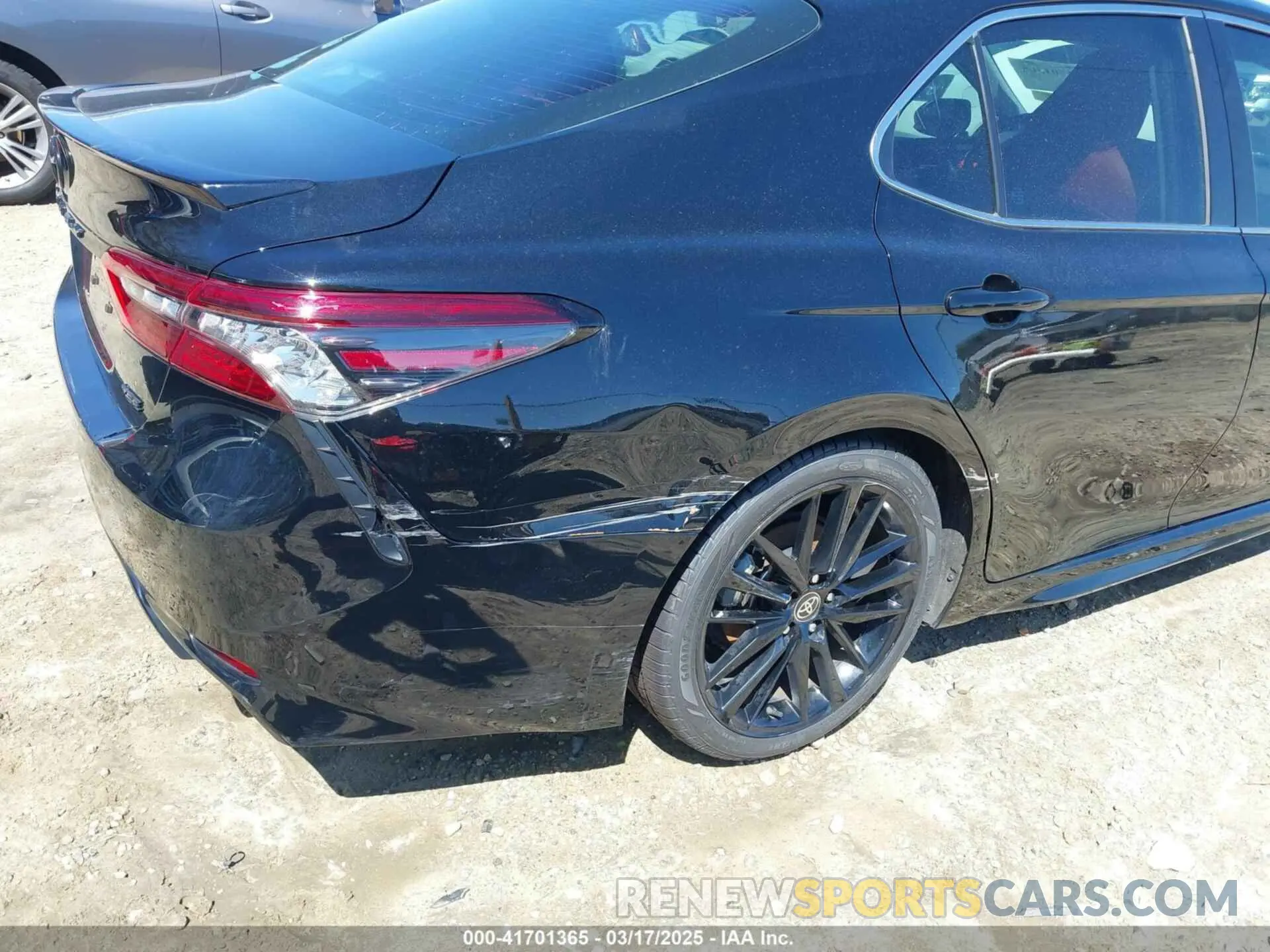 18 Photograph of a damaged car 4T1K61AK2NU717587 TOYOTA CAMRY 2022