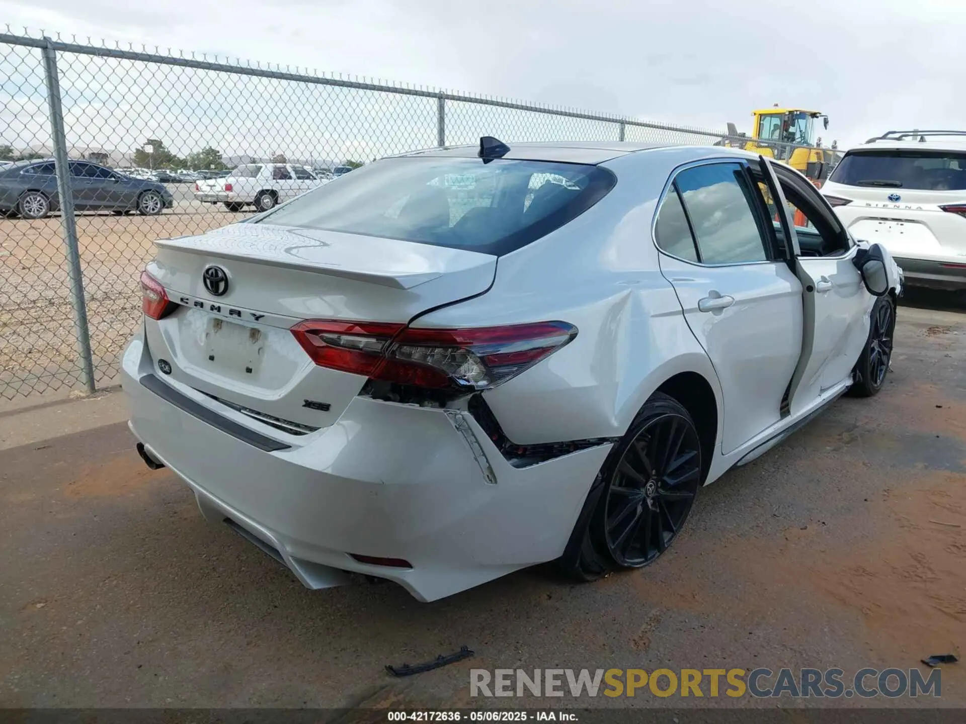 4 Photograph of a damaged car 4T1K61AK5NU010192 TOYOTA CAMRY 2022
